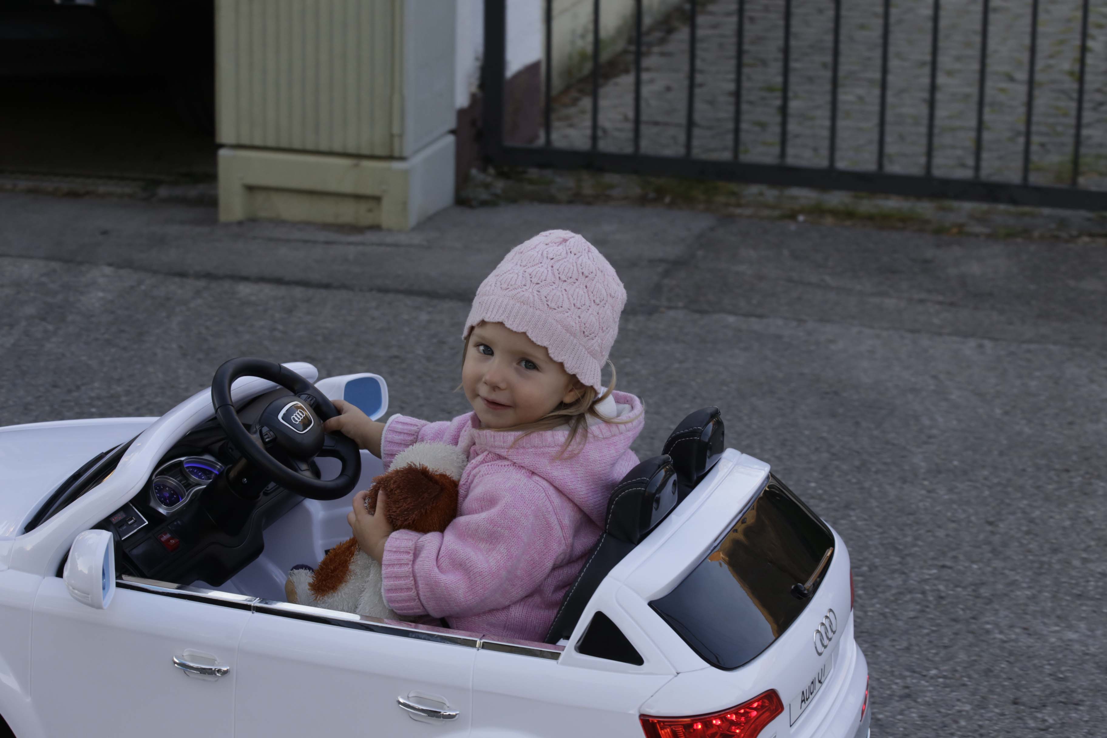 Leas erstes Auto ist ein E-Audi Cabrio