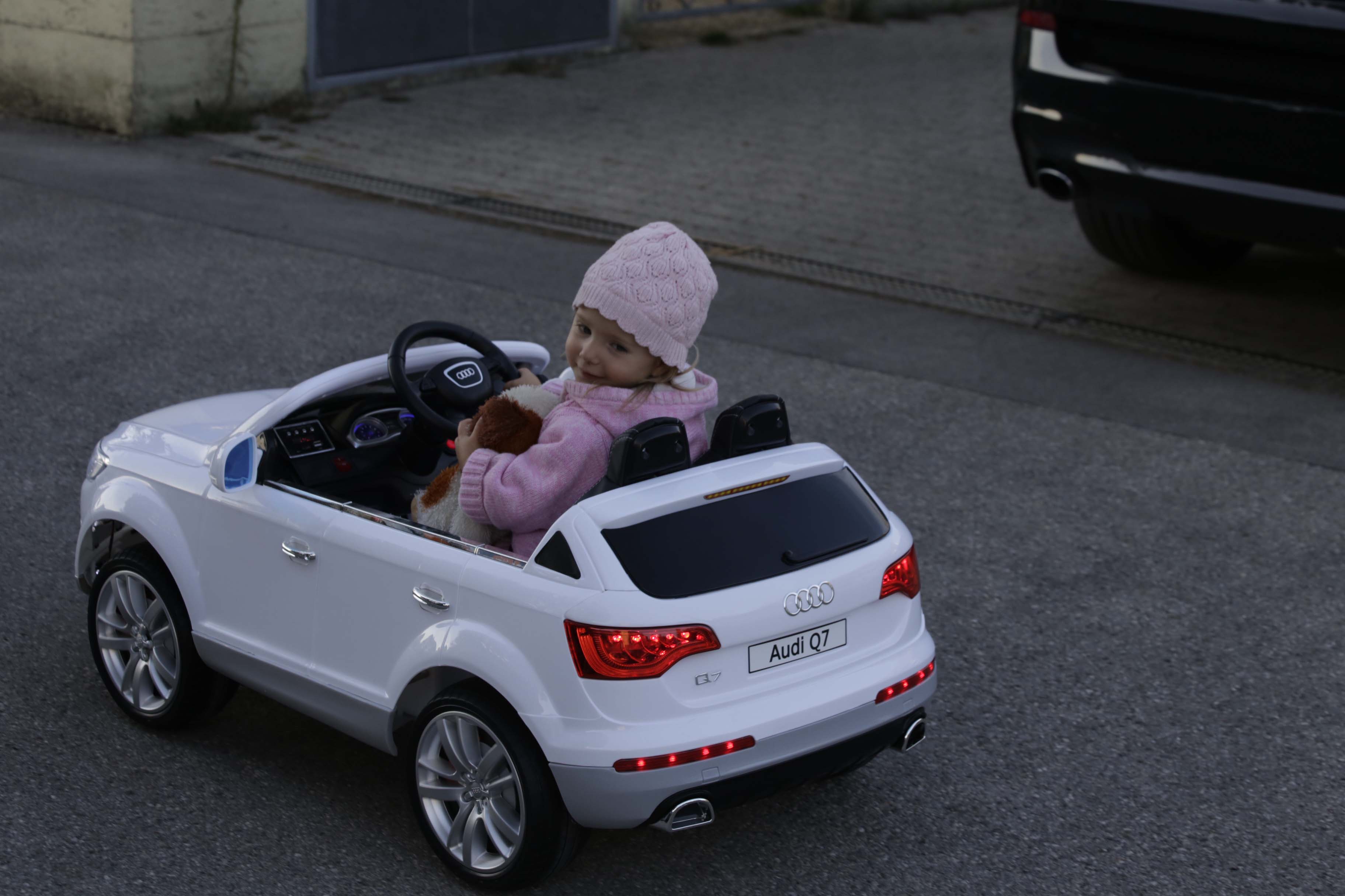 Leas erstes Auto ist ein E-Audi Cabrio