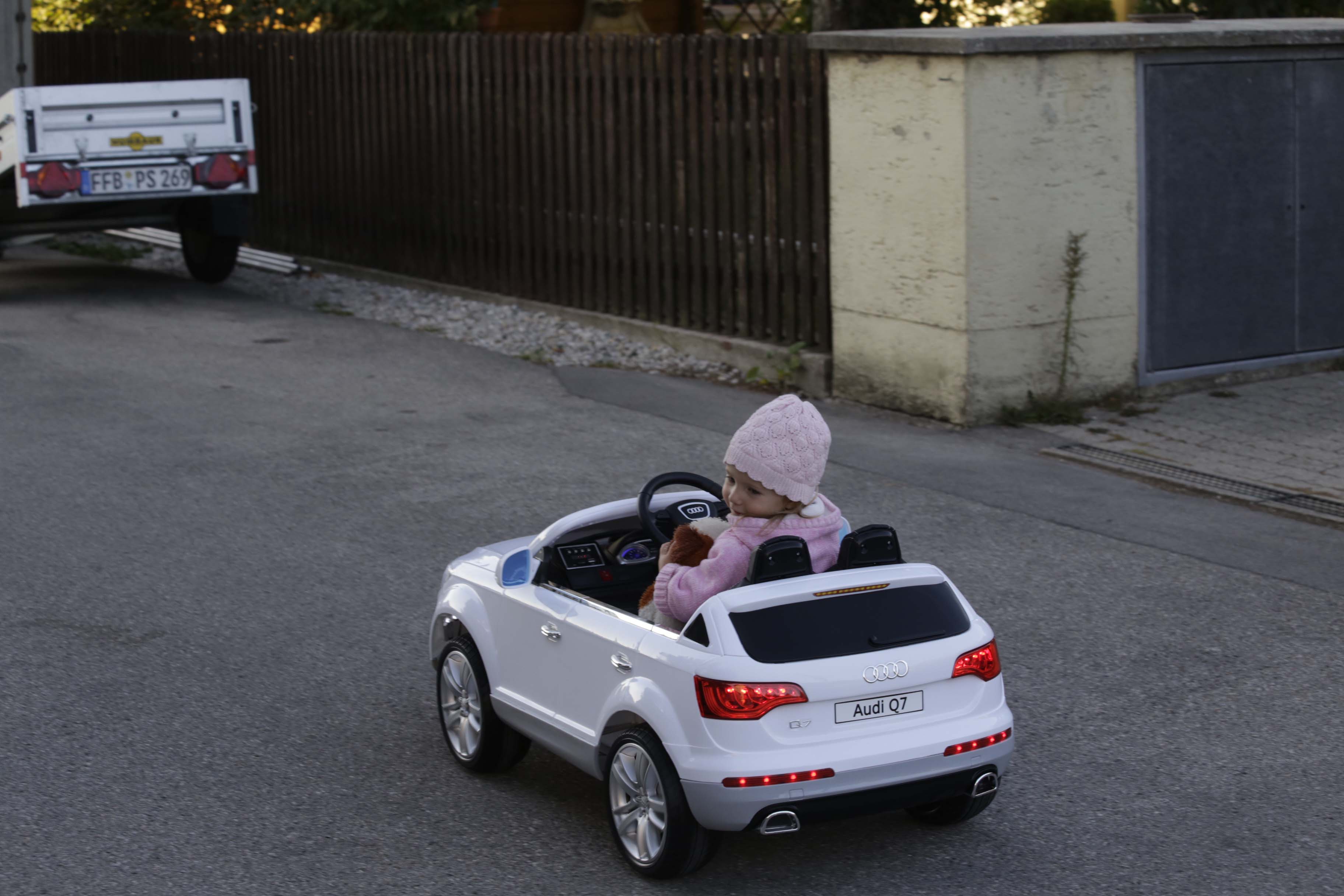 Leas erstes Auto ist ein E-Audi Cabrio