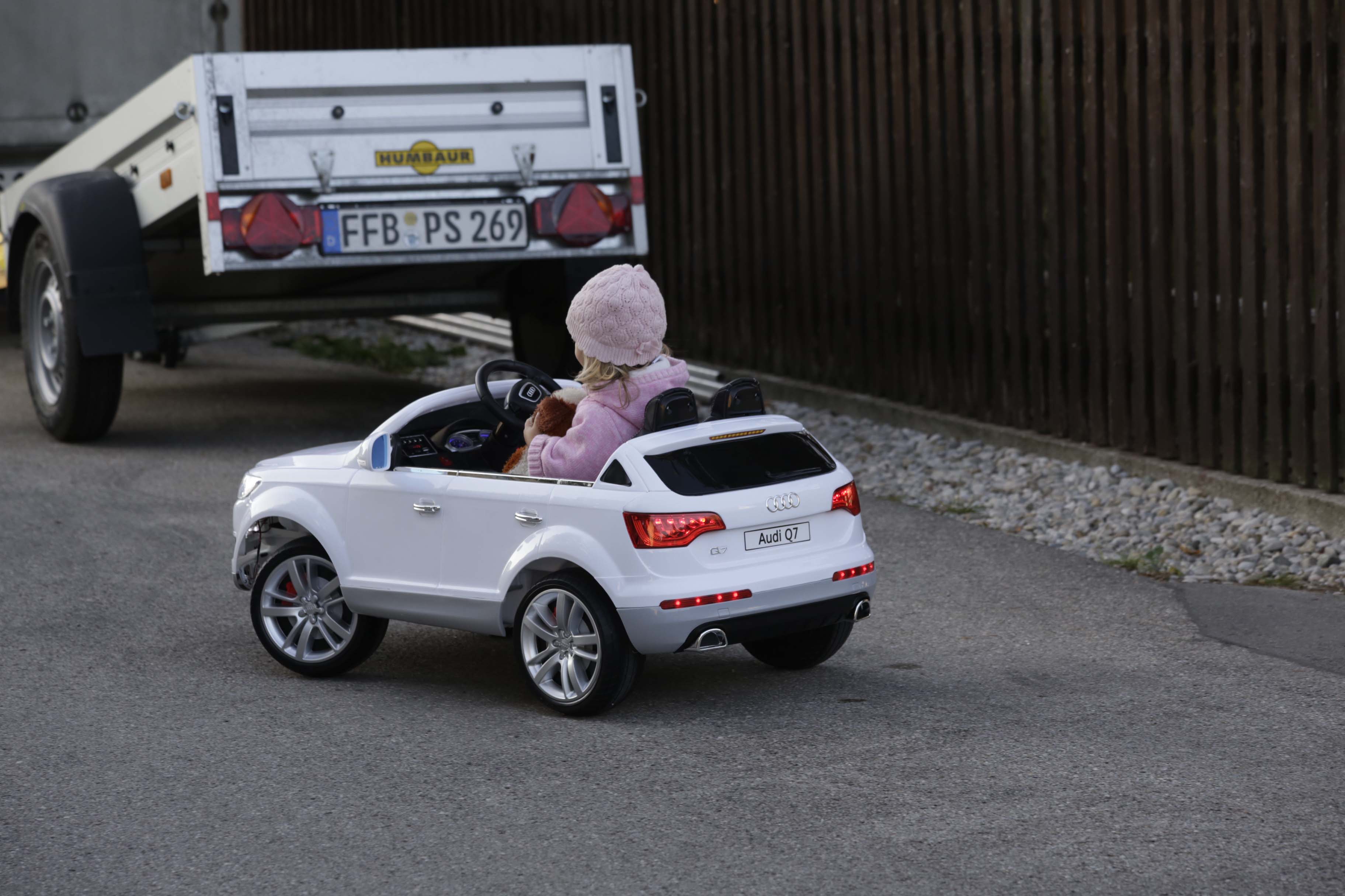 Leas erstes Auto ist ein E-Audi Cabrio