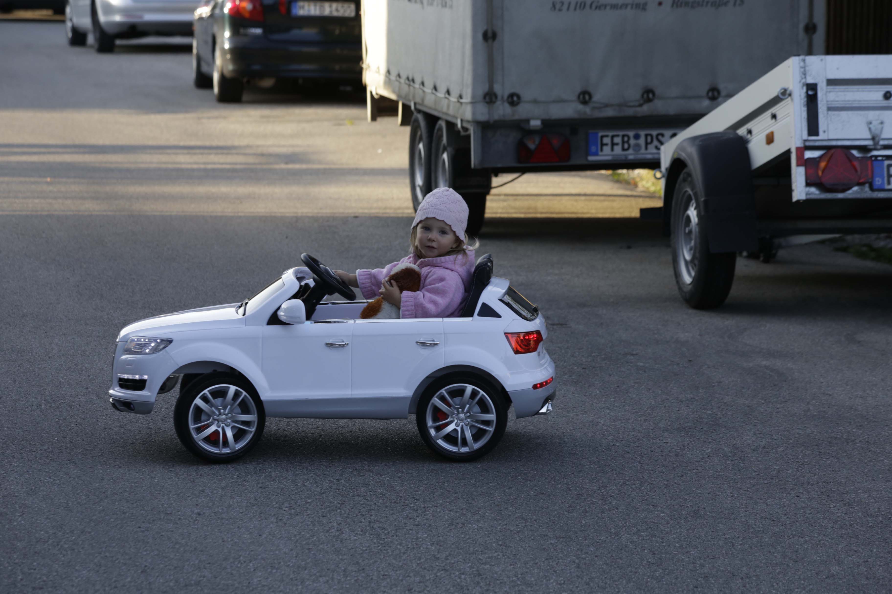 Leas erstes Auto ist ein E-Audi Cabrio