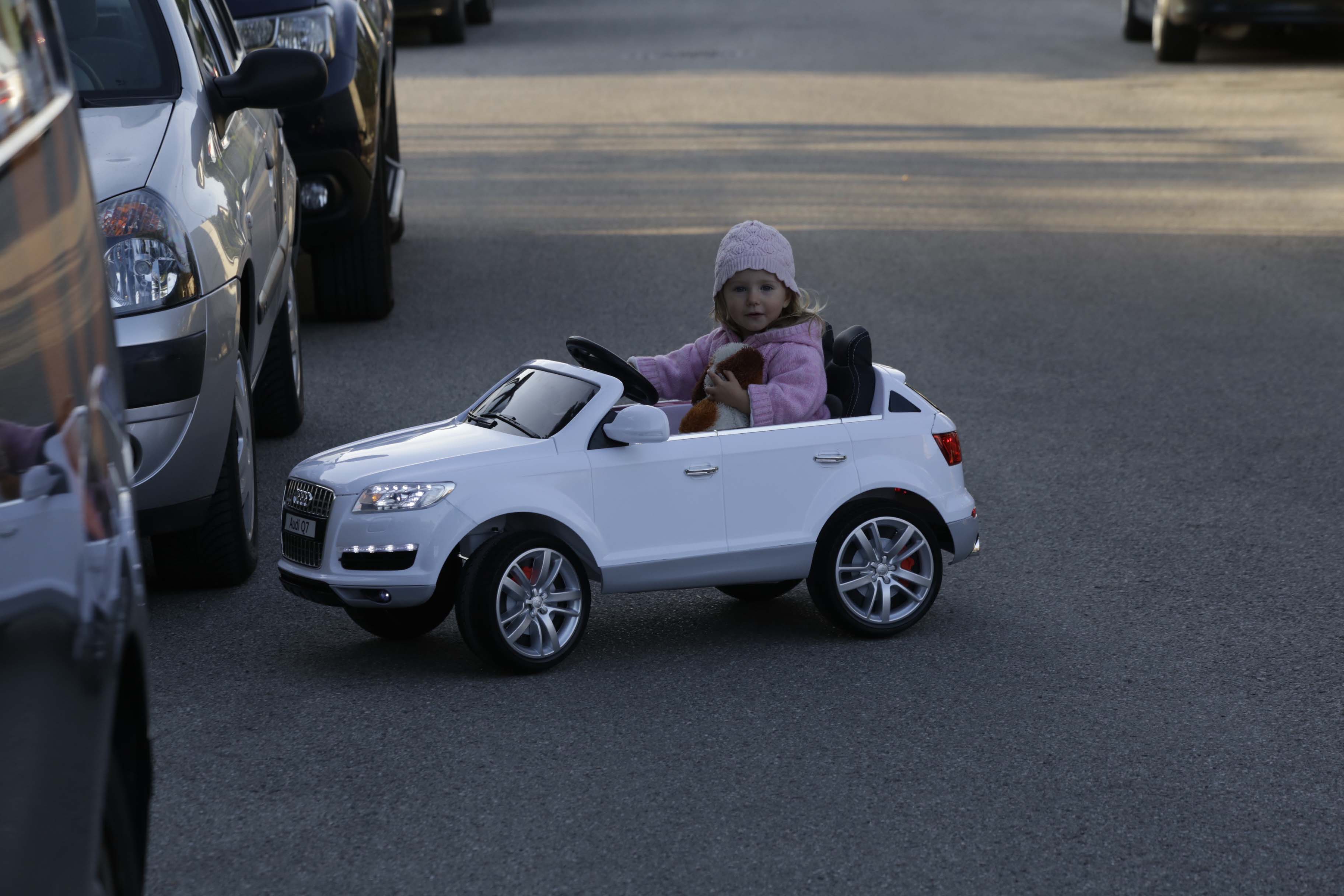 Leas erstes Auto ist ein E-Audi Cabrio