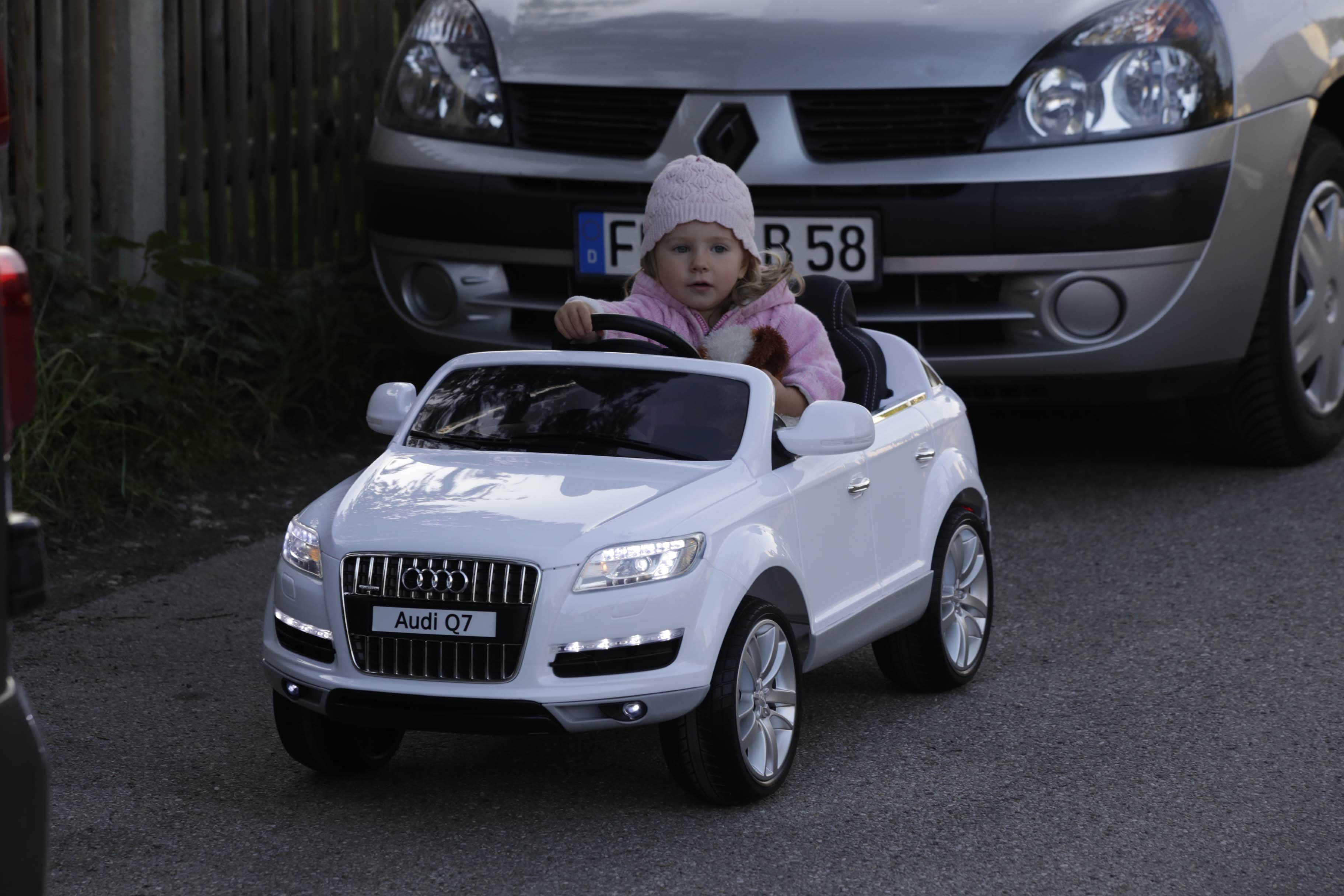 Leas erstes Auto ist ein E-Audi Cabrio