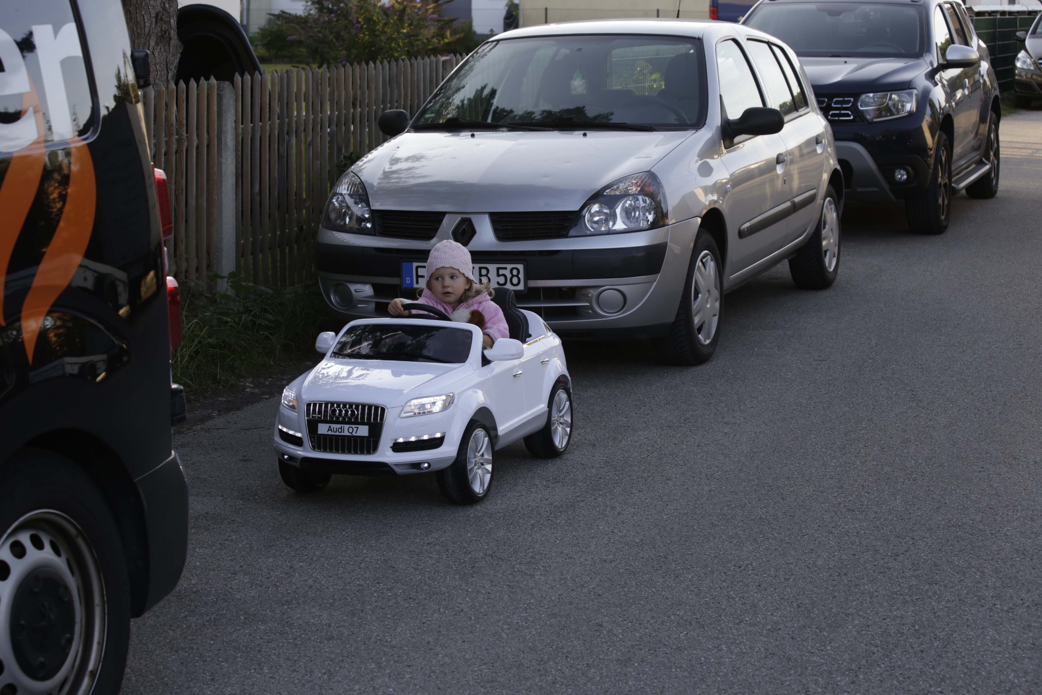 Leas erstes Auto ist ein E-Audi Cabrio