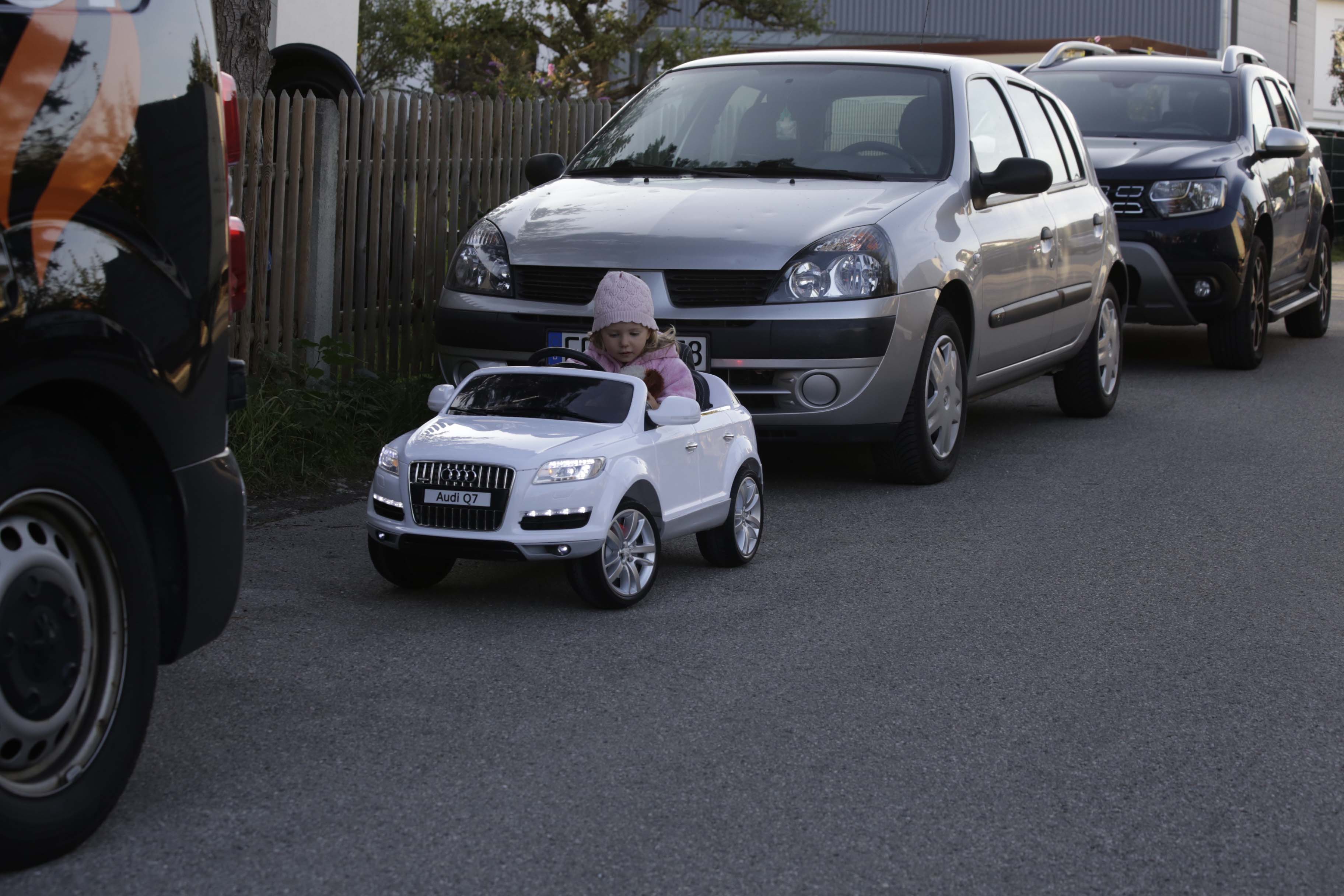 Leas erstes Auto ist ein E-Audi Cabrio