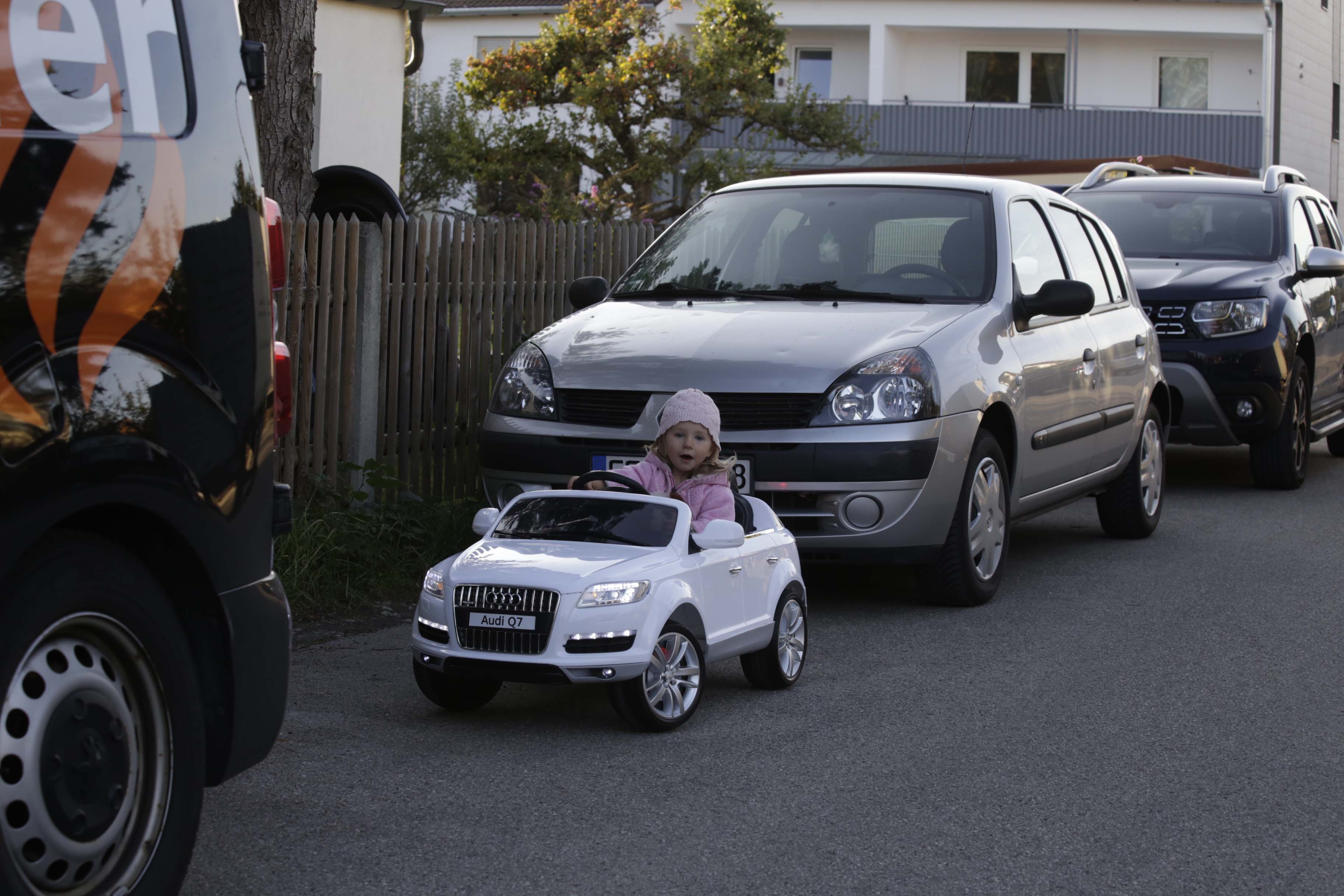 Leas erstes Auto ist ein E-Audi Cabrio