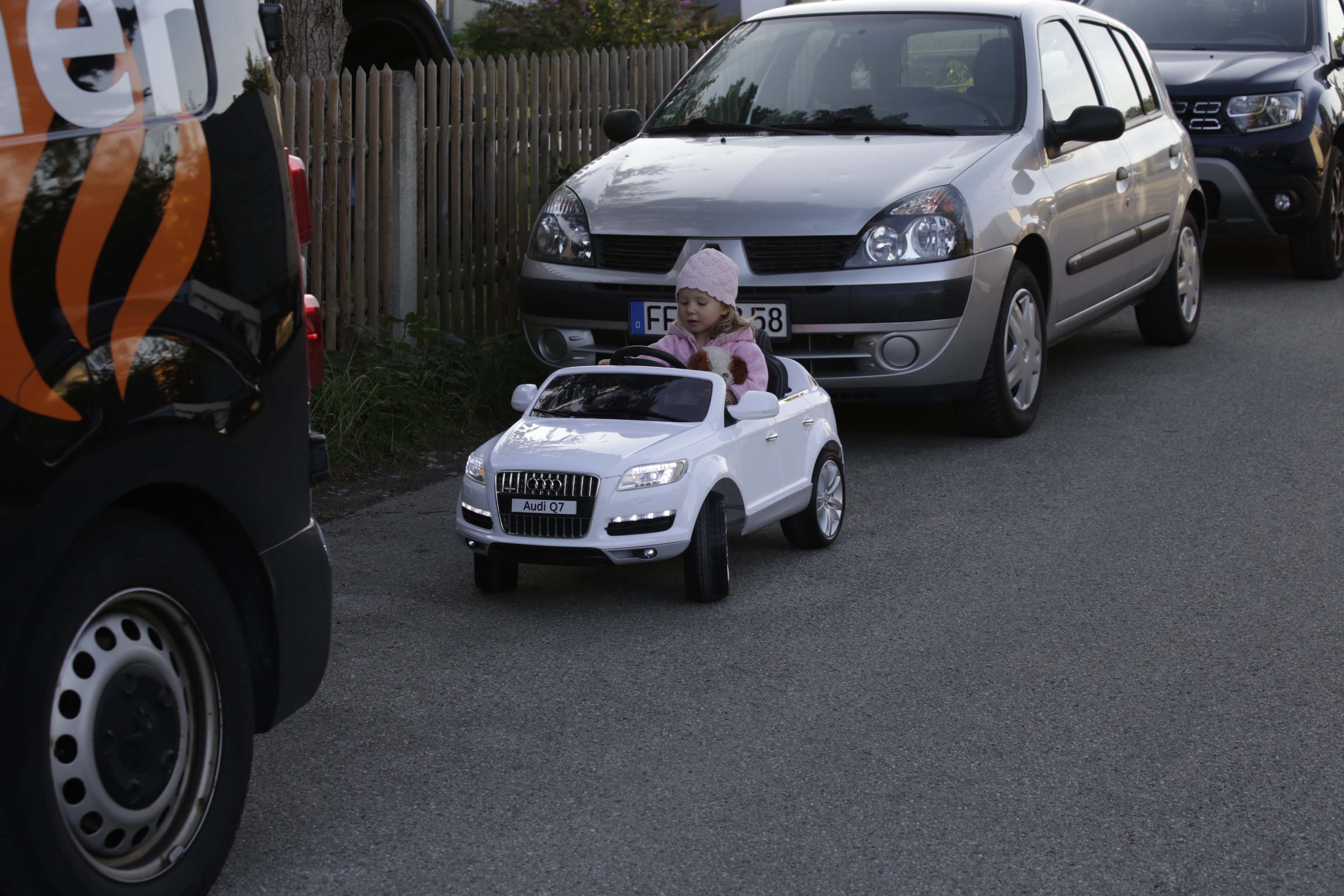Leas erstes Auto ist ein E-Audi Cabrio