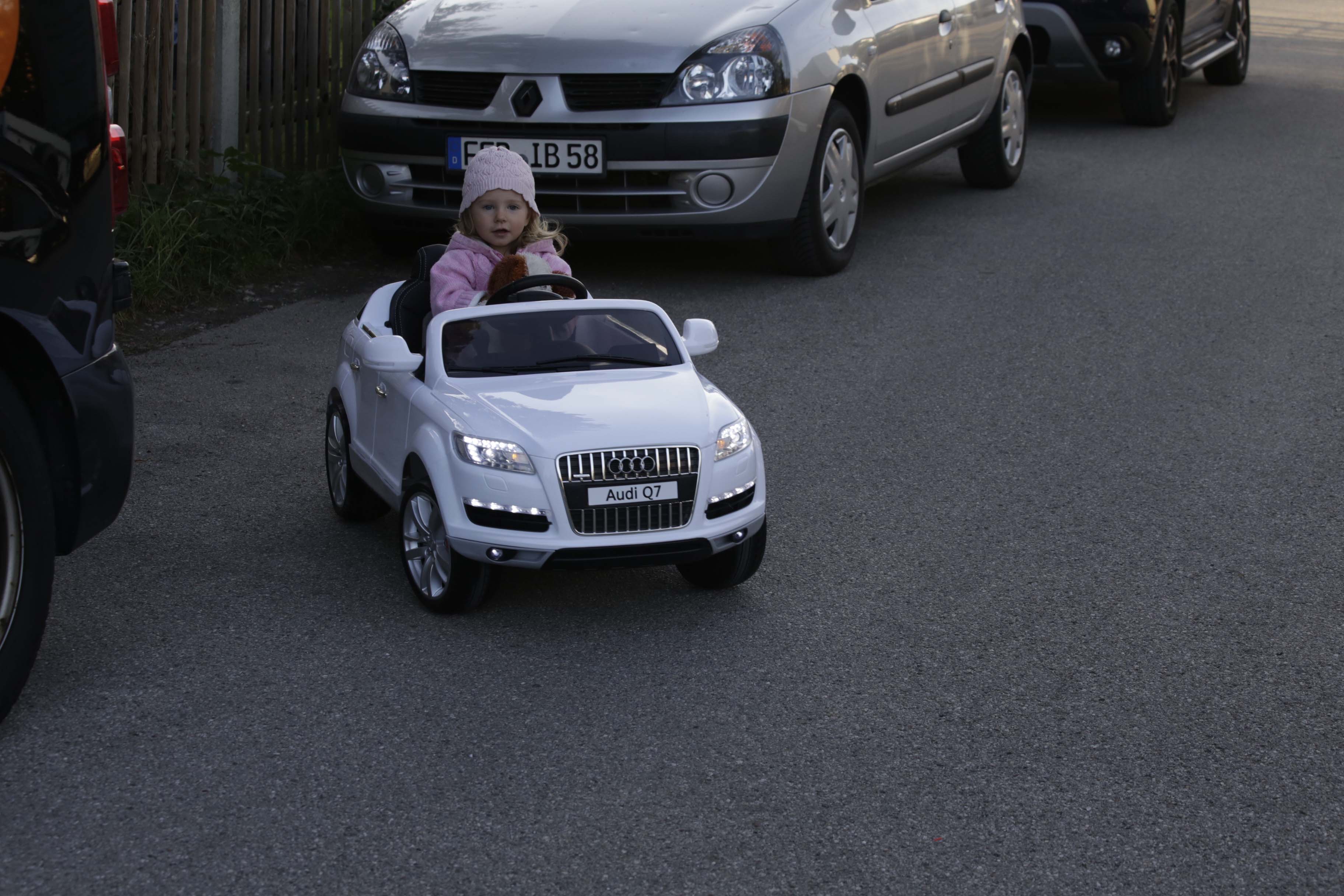 Leas erstes Auto ist ein E-Audi Cabrio