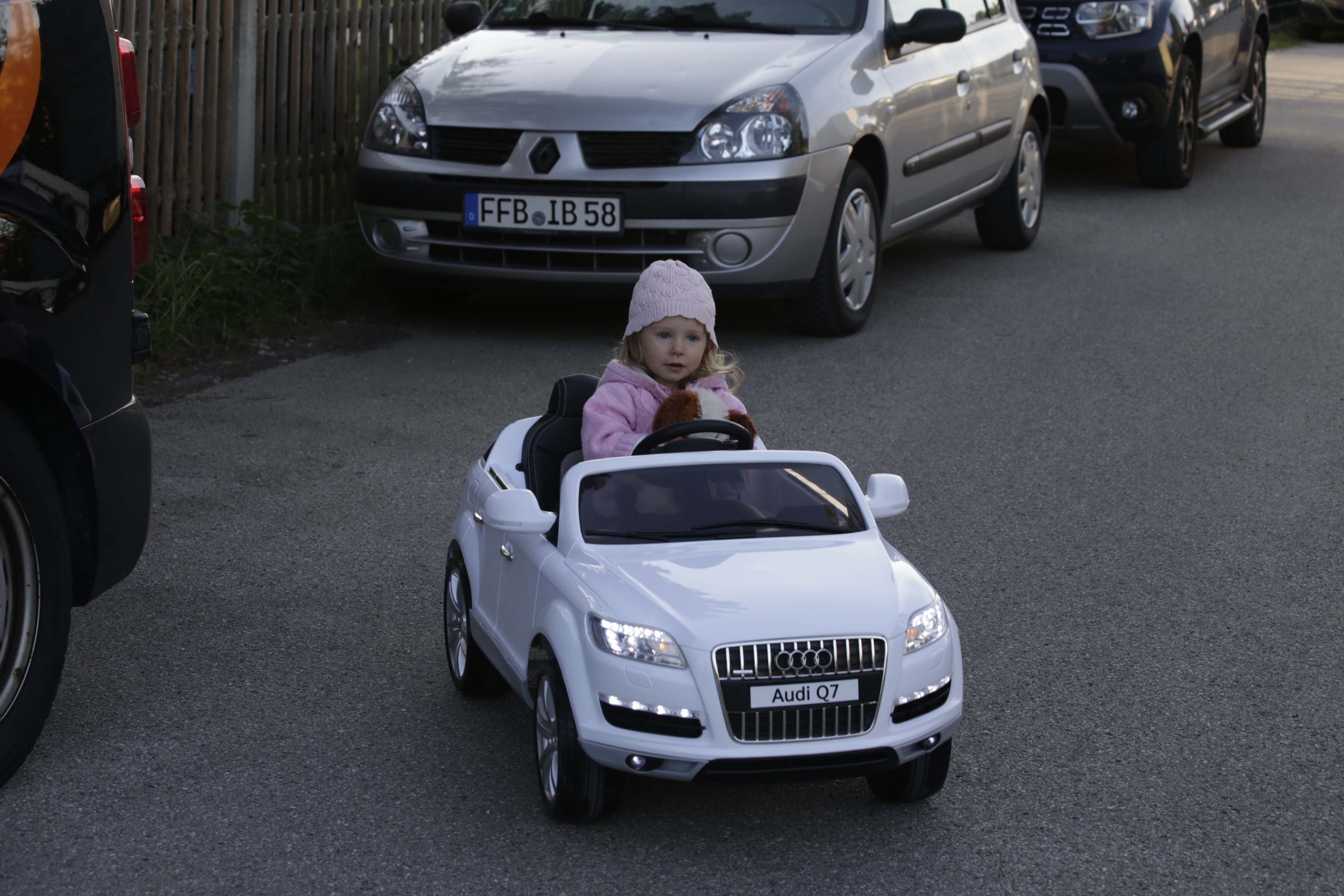 Leas erstes Auto ist ein E-Audi Cabrio