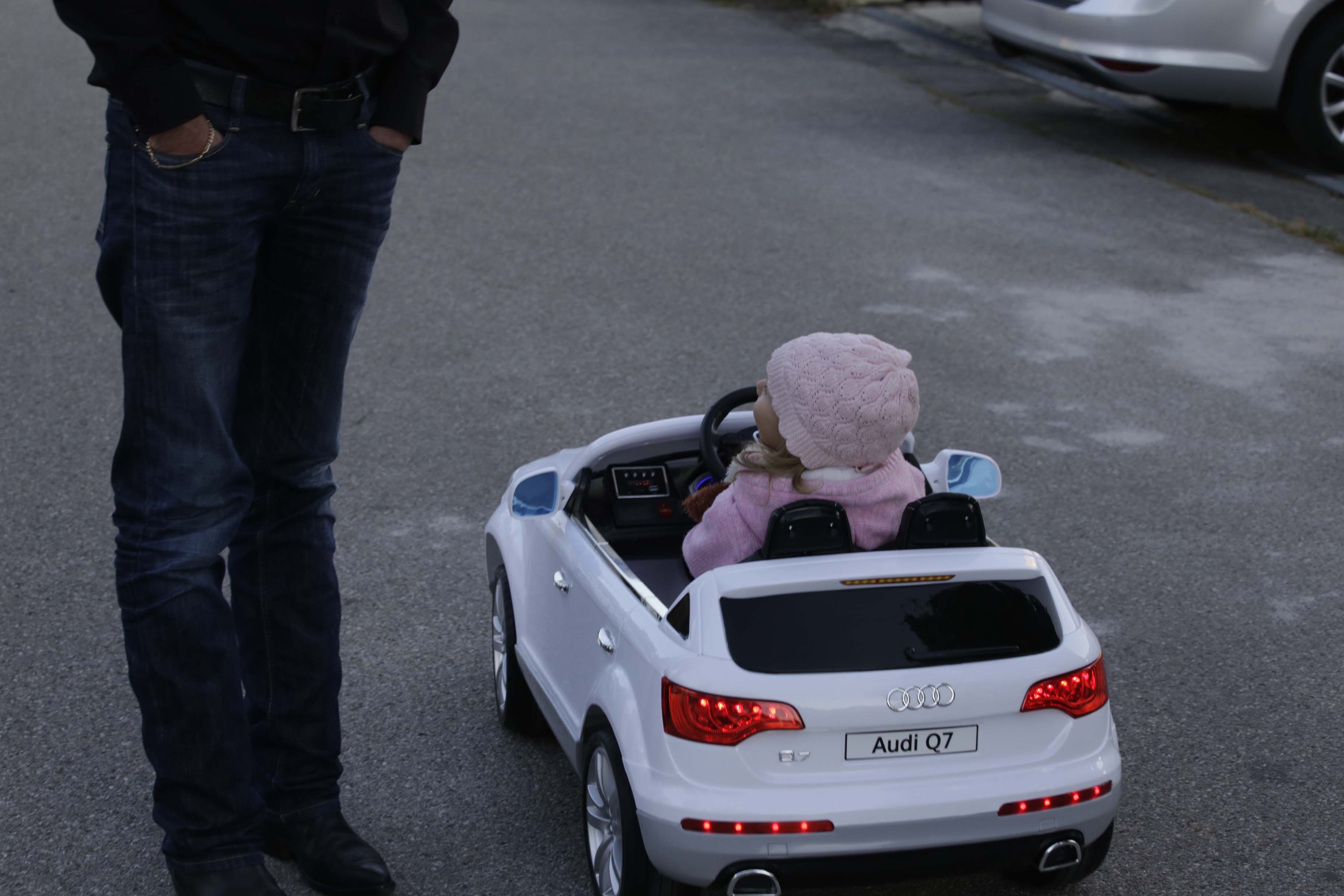 Leas erstes Auto ist ein E-Audi Cabrio
