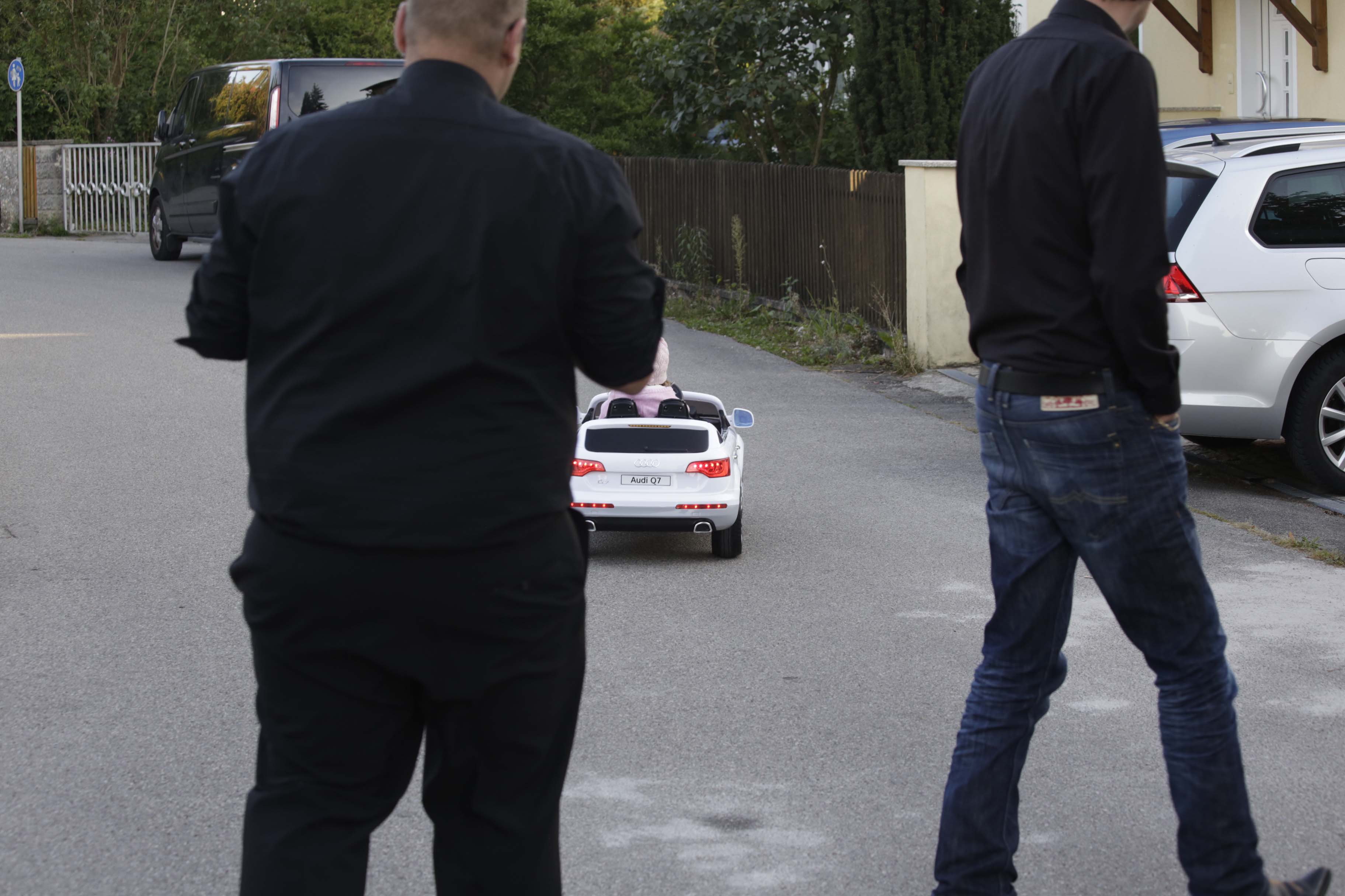 Leas erstes Auto ist ein E-Audi Cabrio