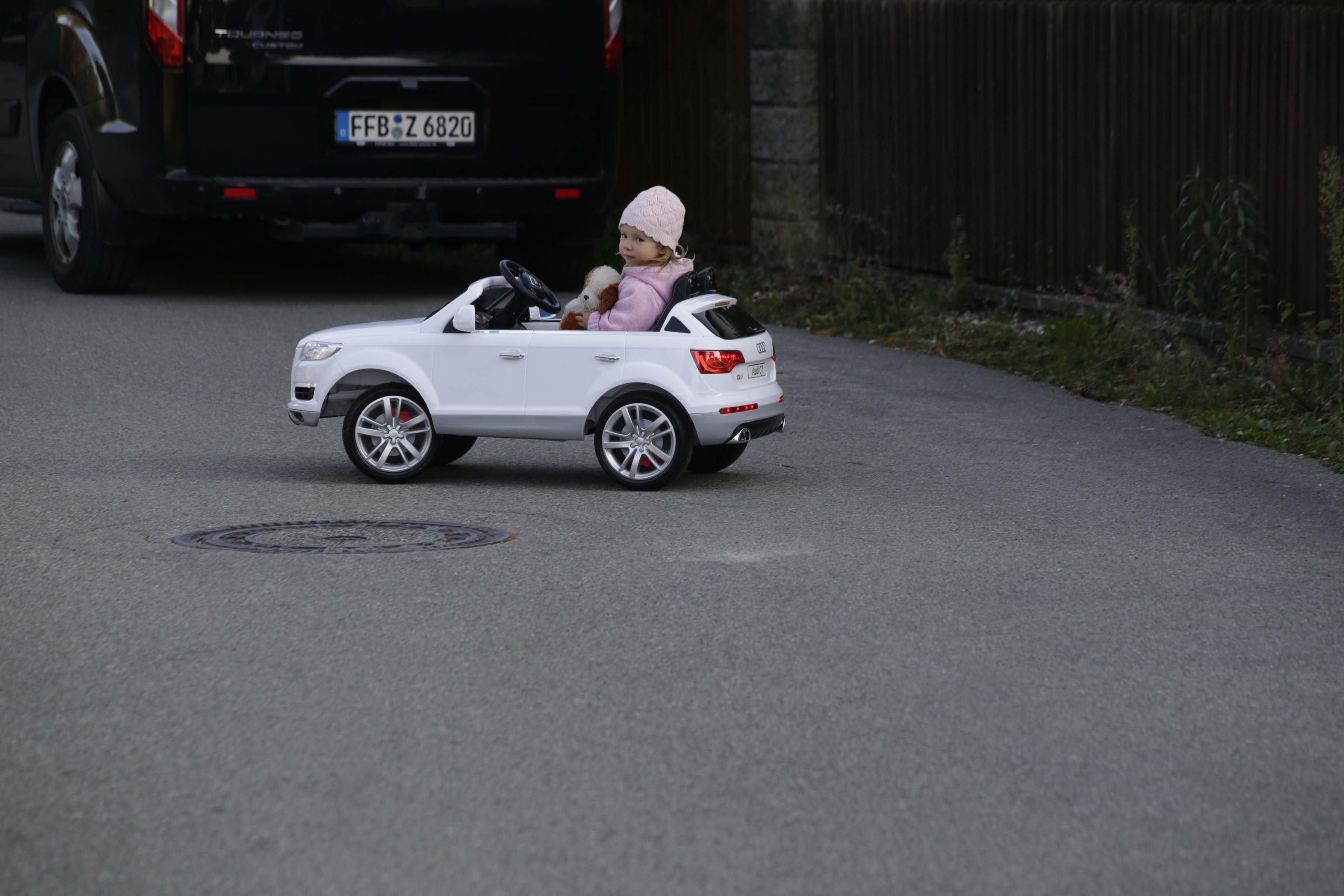 Leas erstes Auto ist ein E-Audi Cabrio