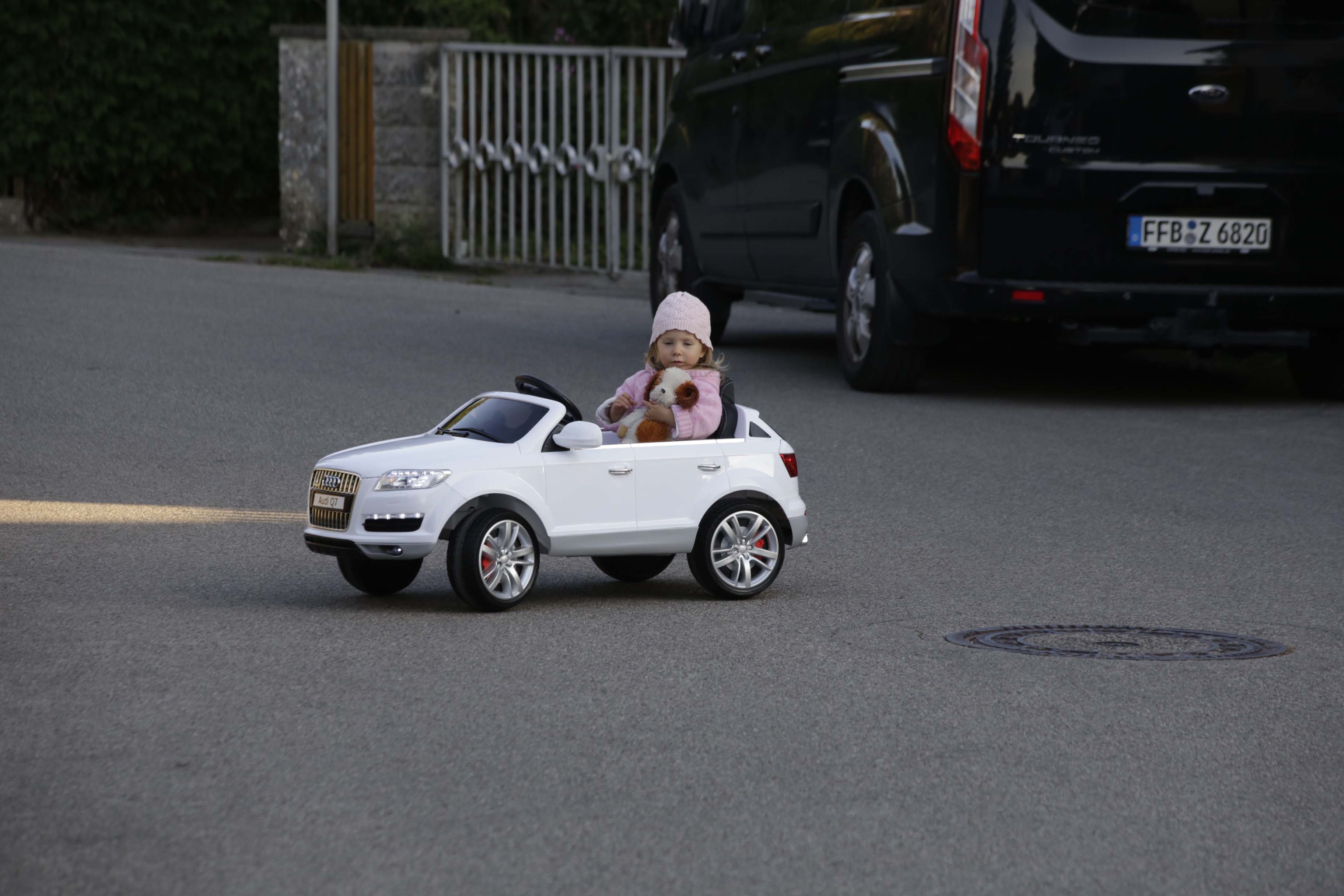 Leas erstes Auto ist ein E-Audi Cabrio