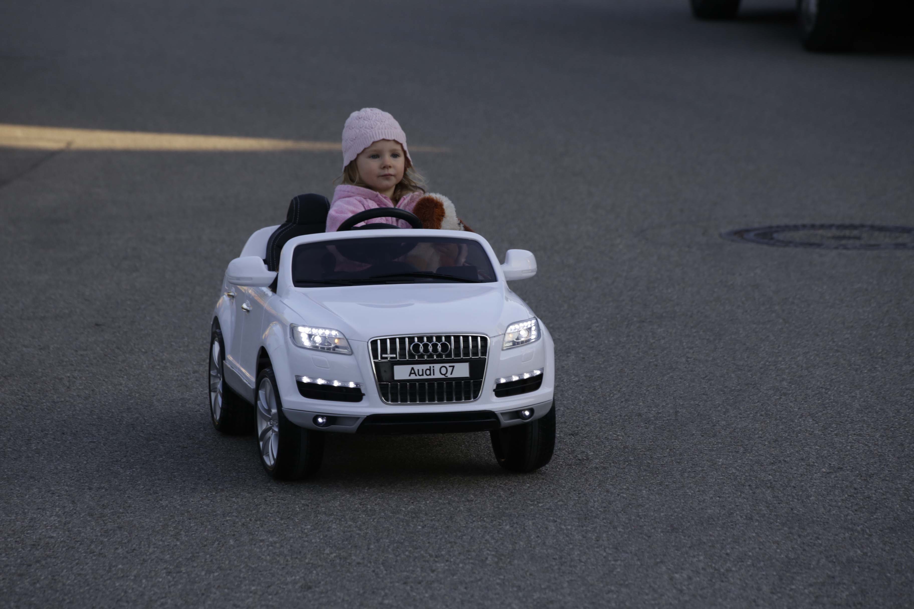 Leas erstes Auto ist ein E-Audi Cabrio