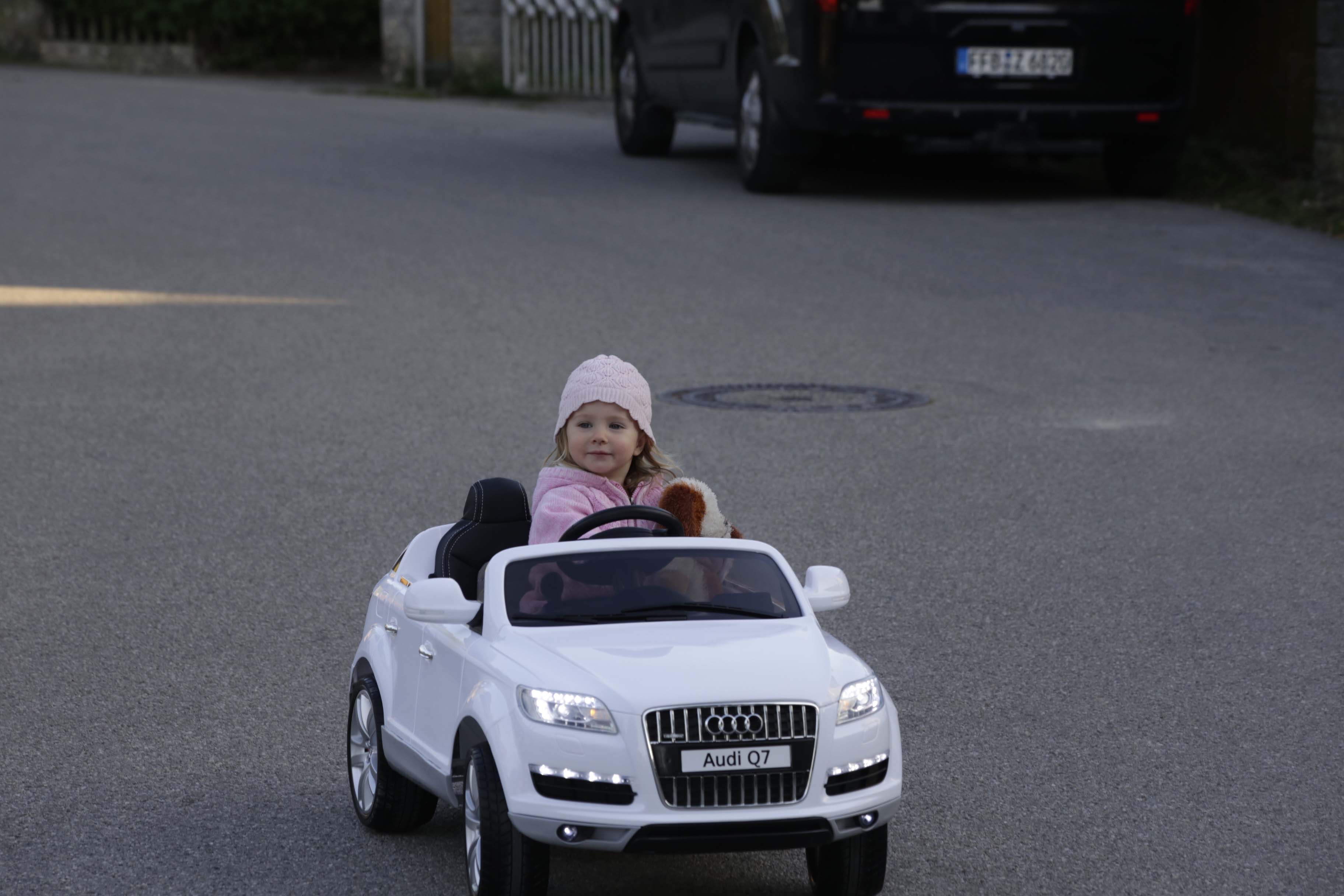 Leas erstes Auto ist ein E-Audi Cabrio