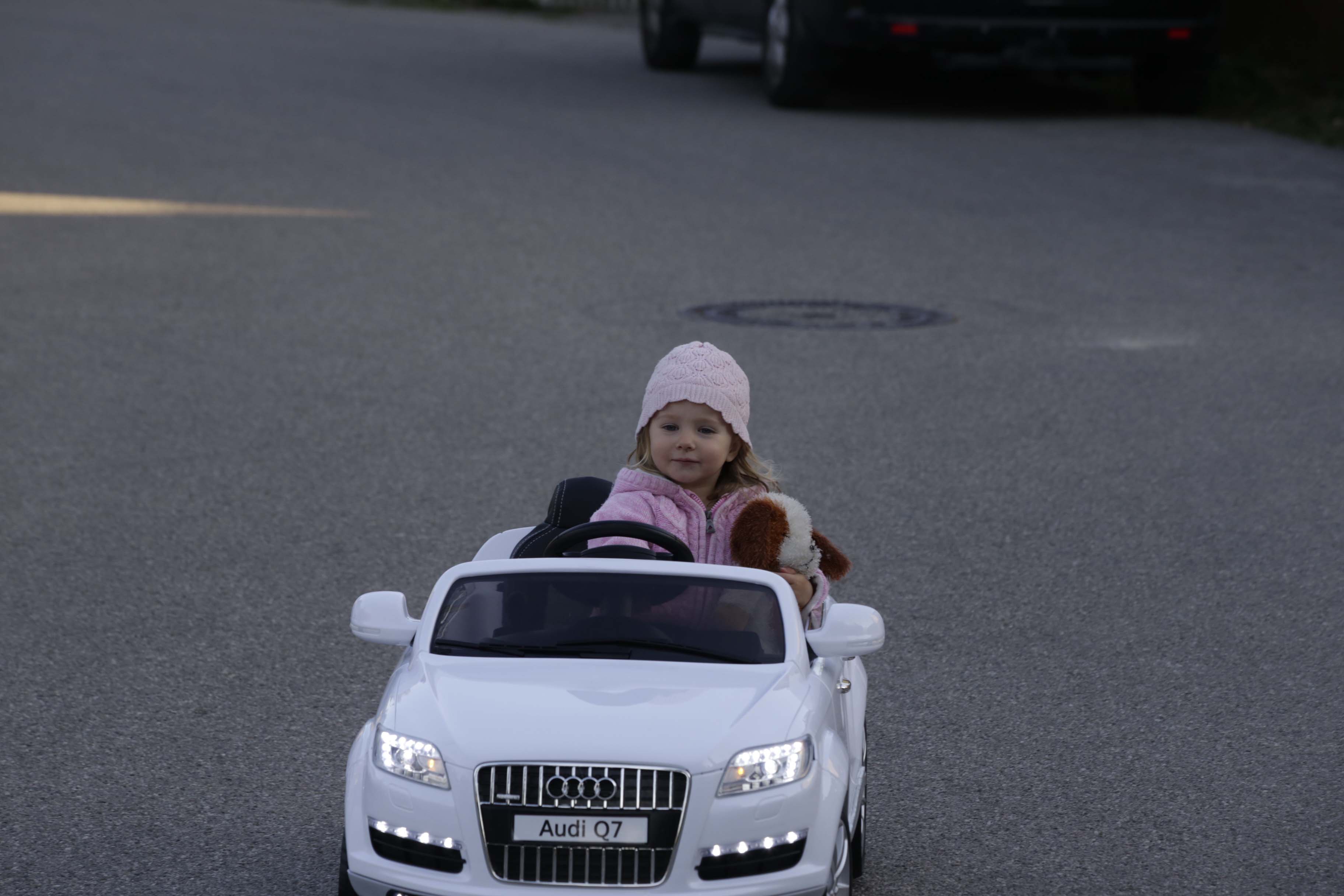 Leas erstes Auto ist ein E-Audi Cabrio