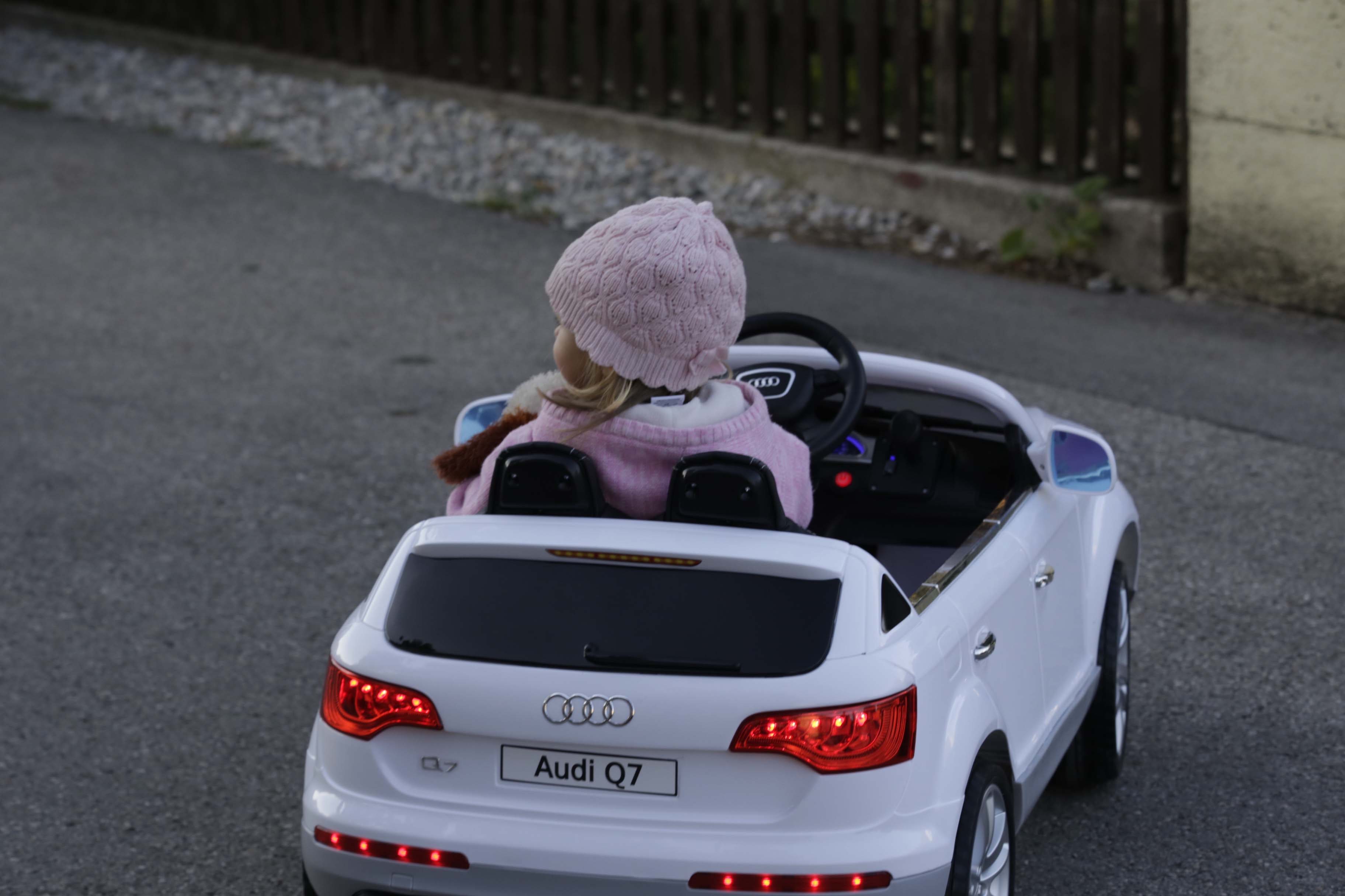 Leas erstes Auto ist ein E-Audi Cabrio