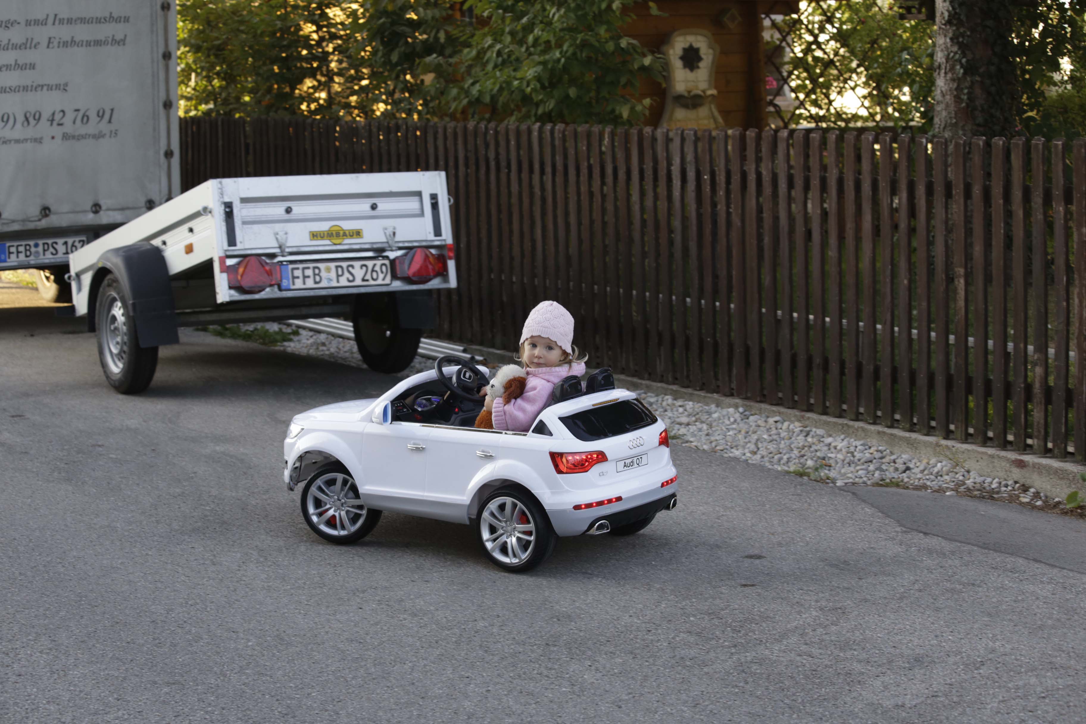 Leas erstes Auto ist ein E-Audi Cabrio