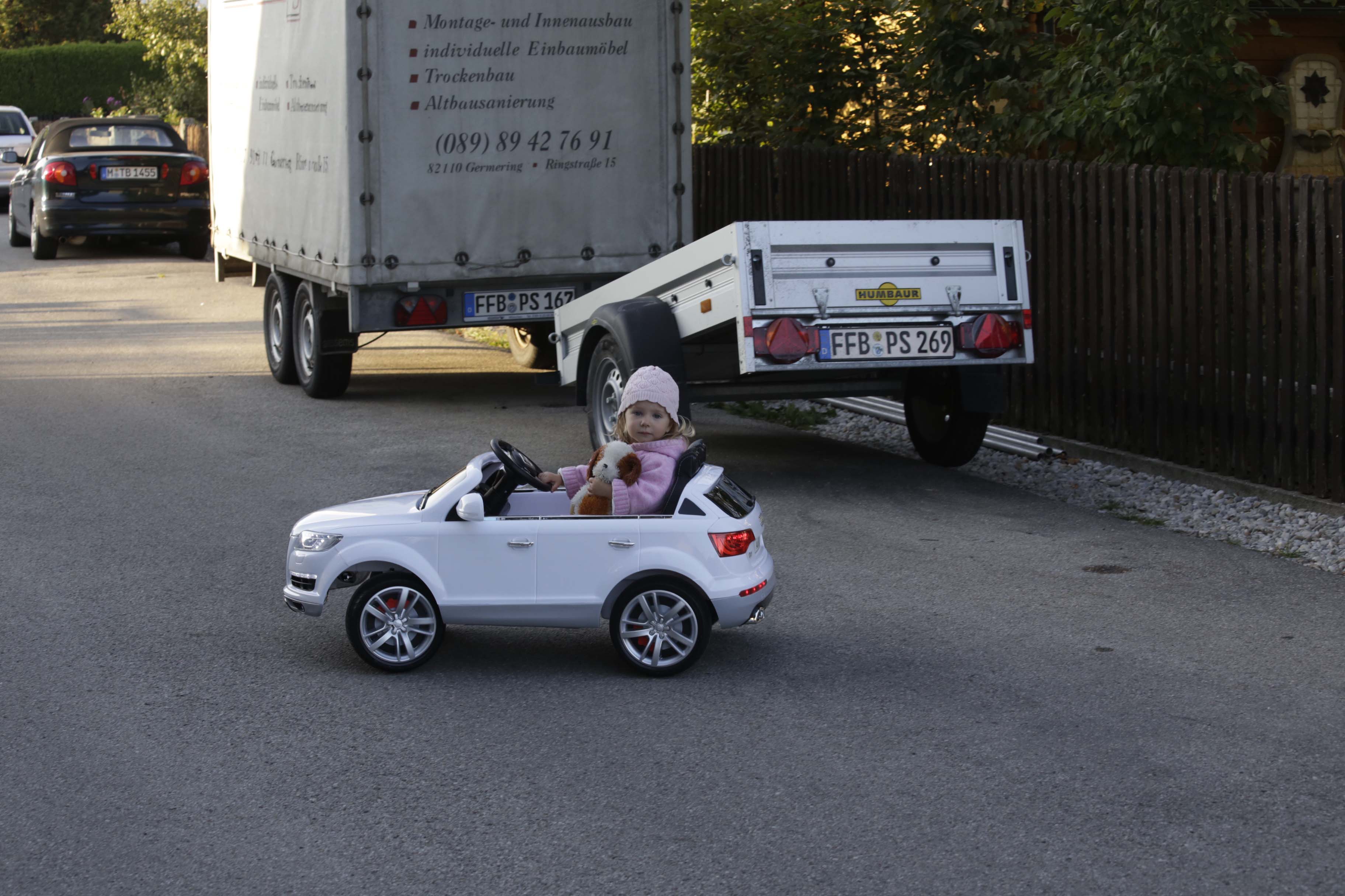 Leas erstes Auto ist ein E-Audi Cabrio