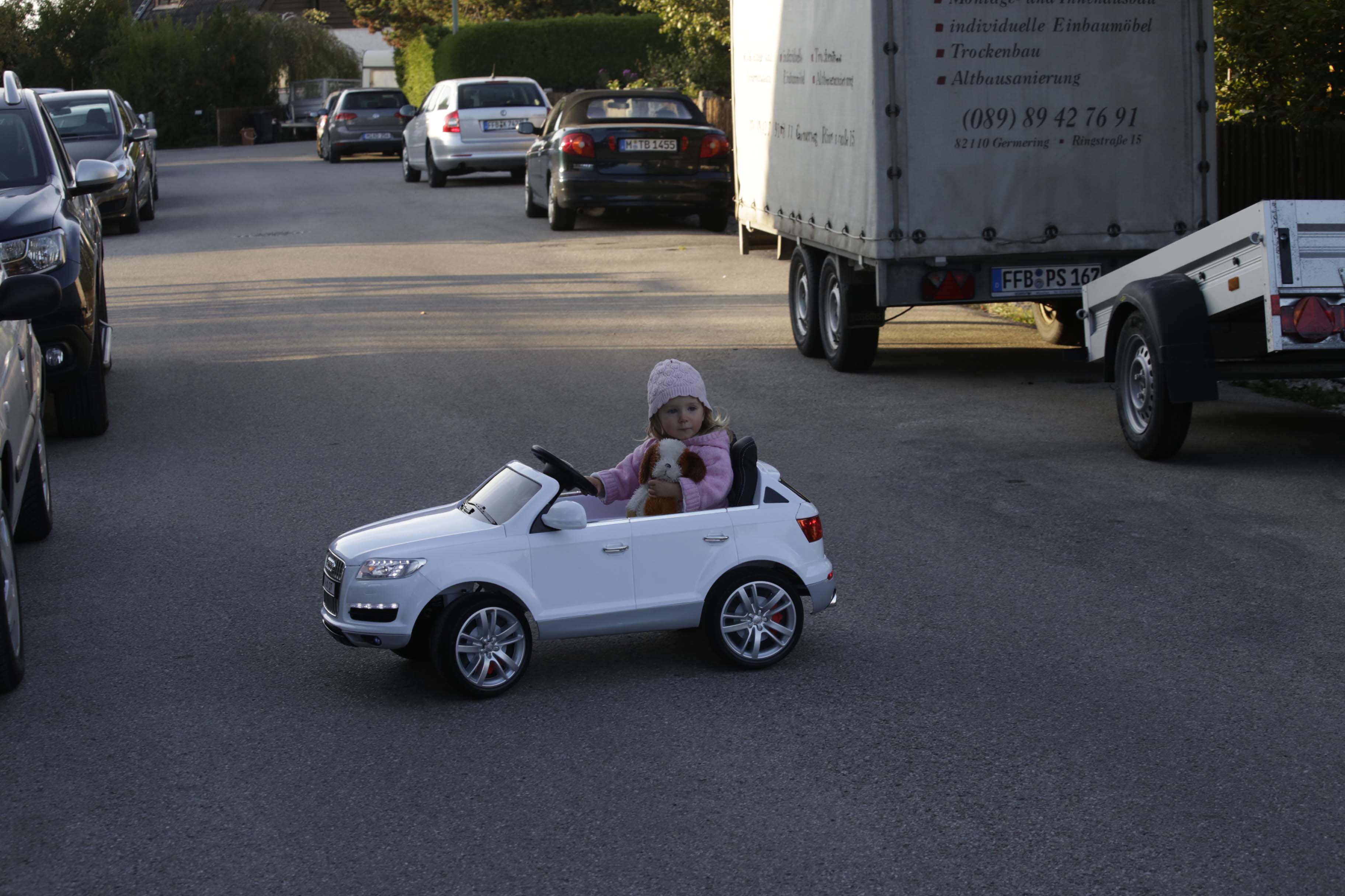 Leas erstes Auto ist ein E-Audi Cabrio