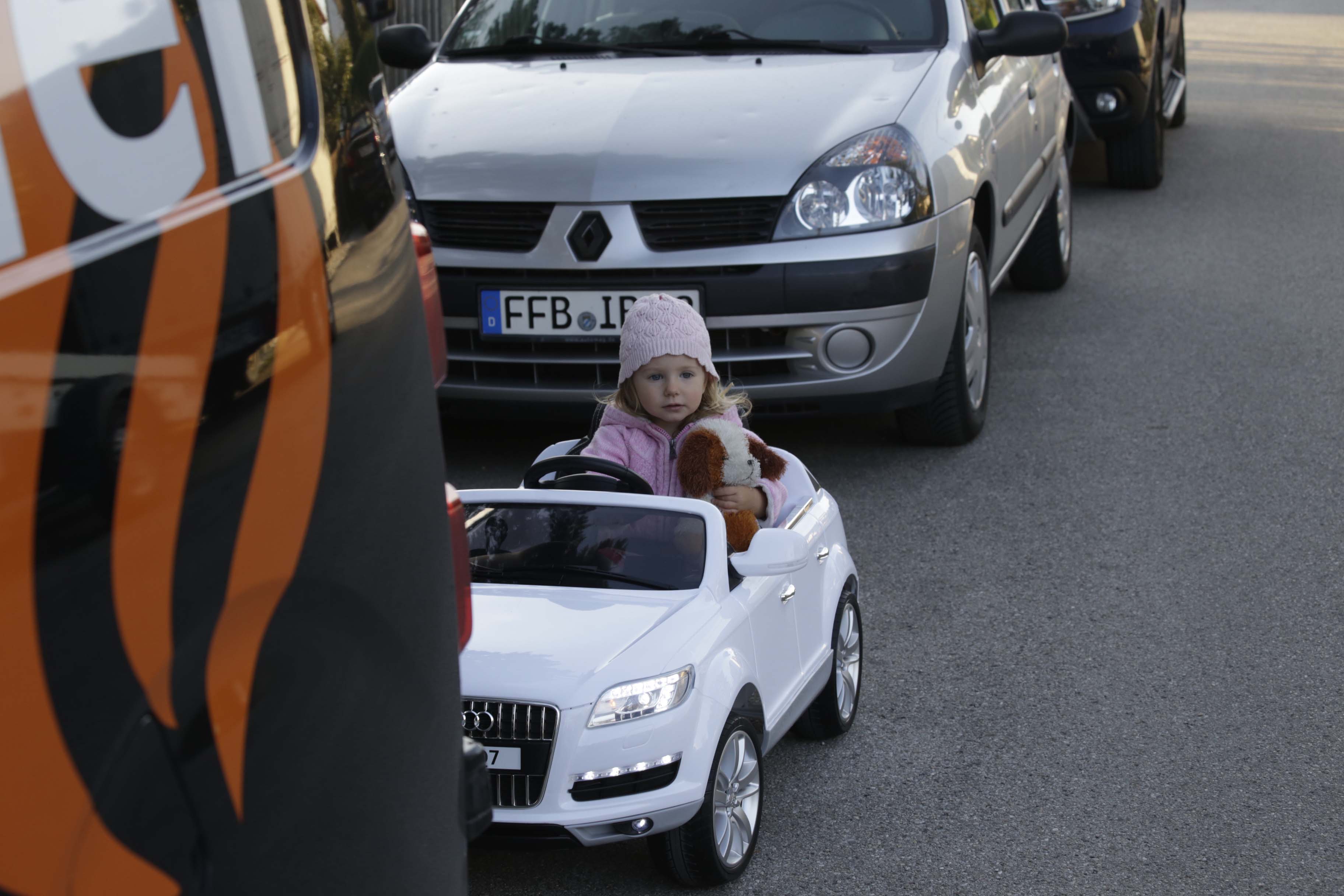 Leas erstes Auto ist ein E-Audi Cabrio