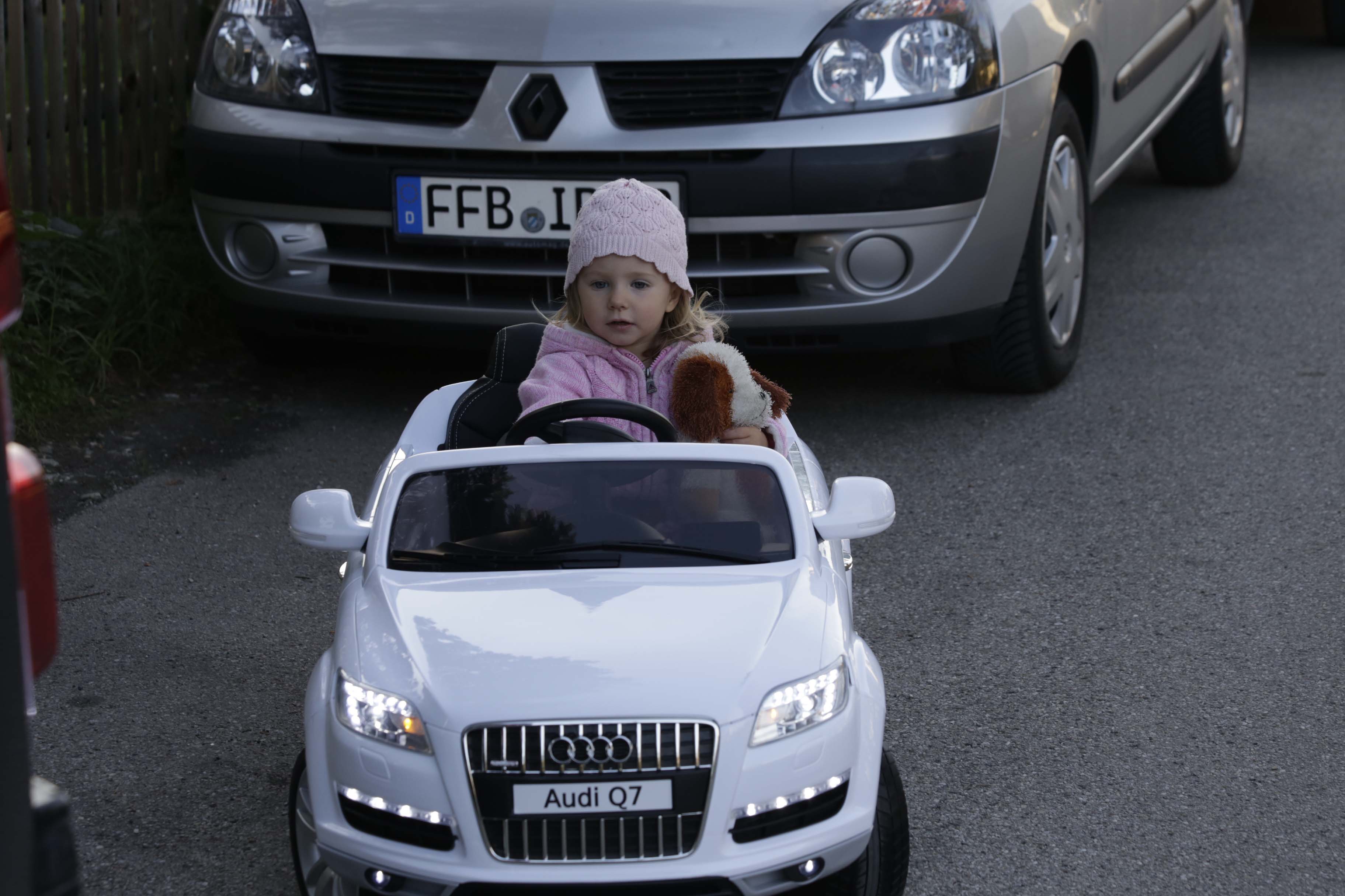 Leas erstes Auto ist ein E-Audi Cabrio