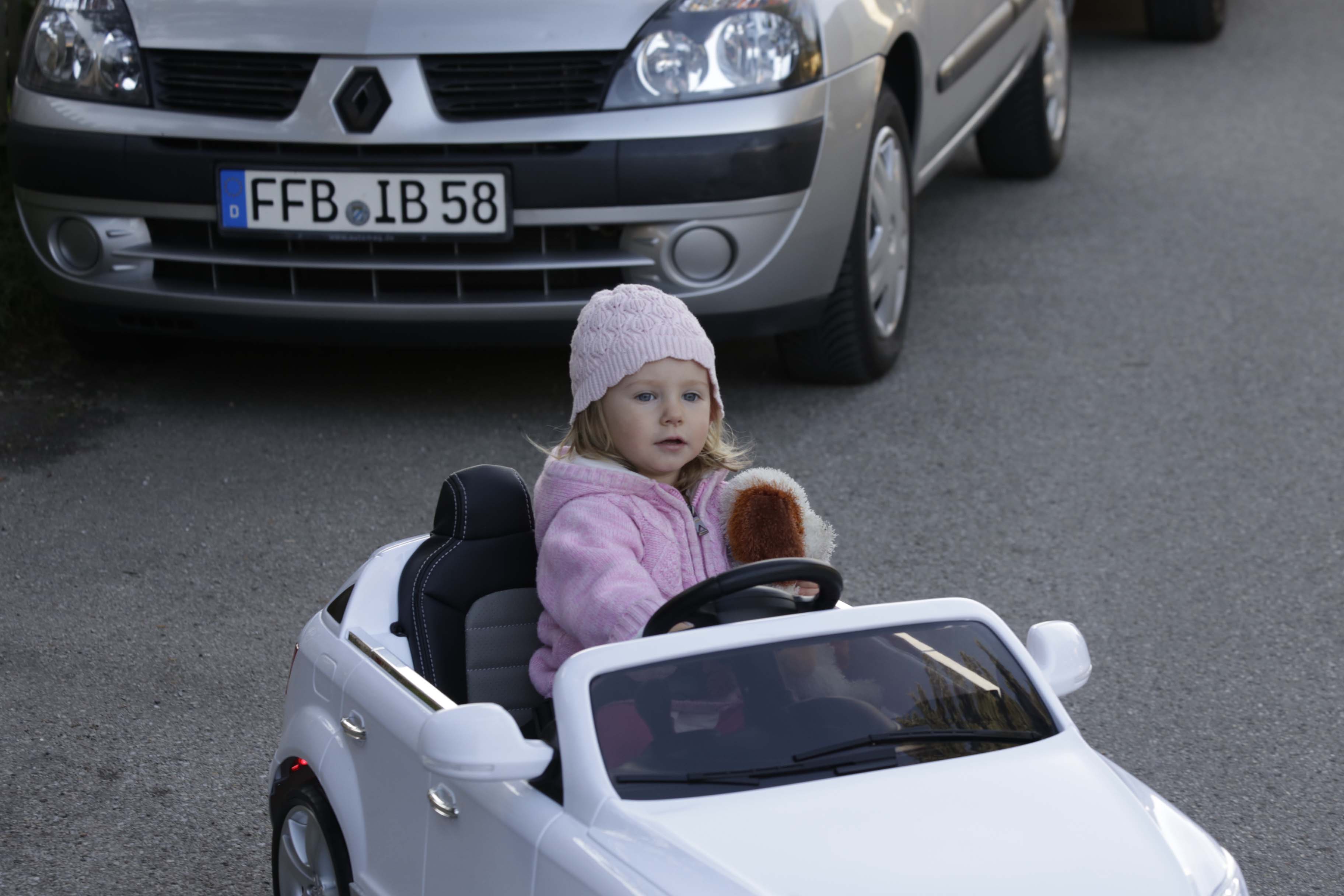 Leas erstes Auto ist ein E-Audi Cabrio