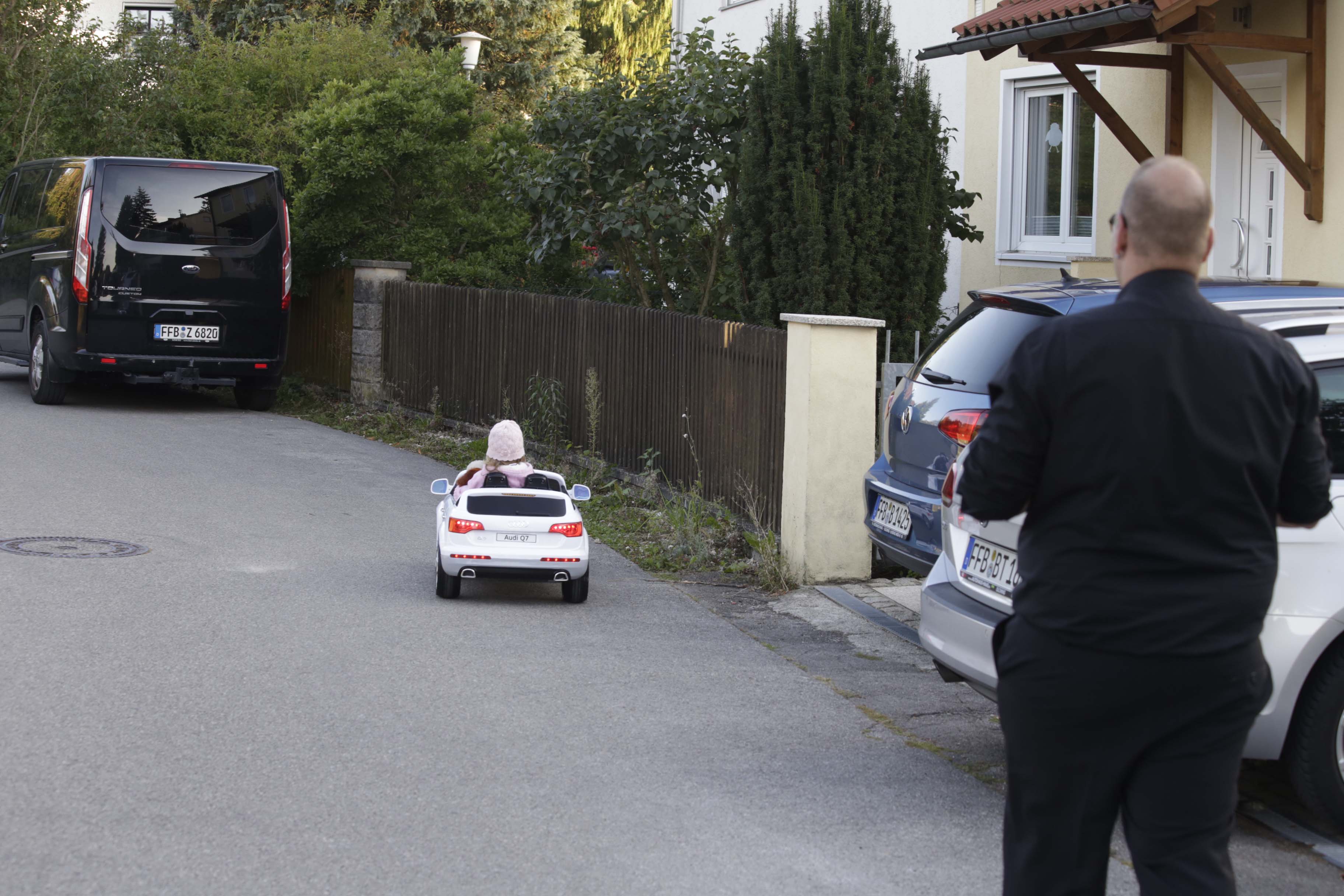 Leas erstes Auto ist ein E-Audi Cabrio