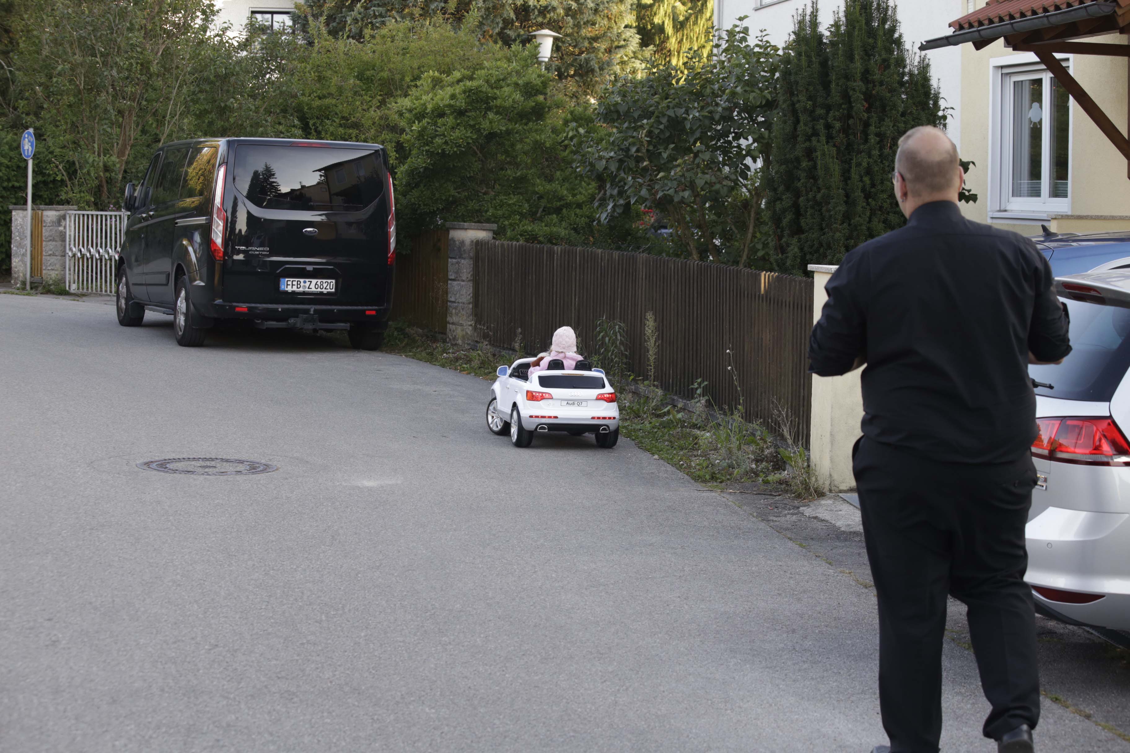 Leas erstes Auto ist ein E-Audi Cabrio