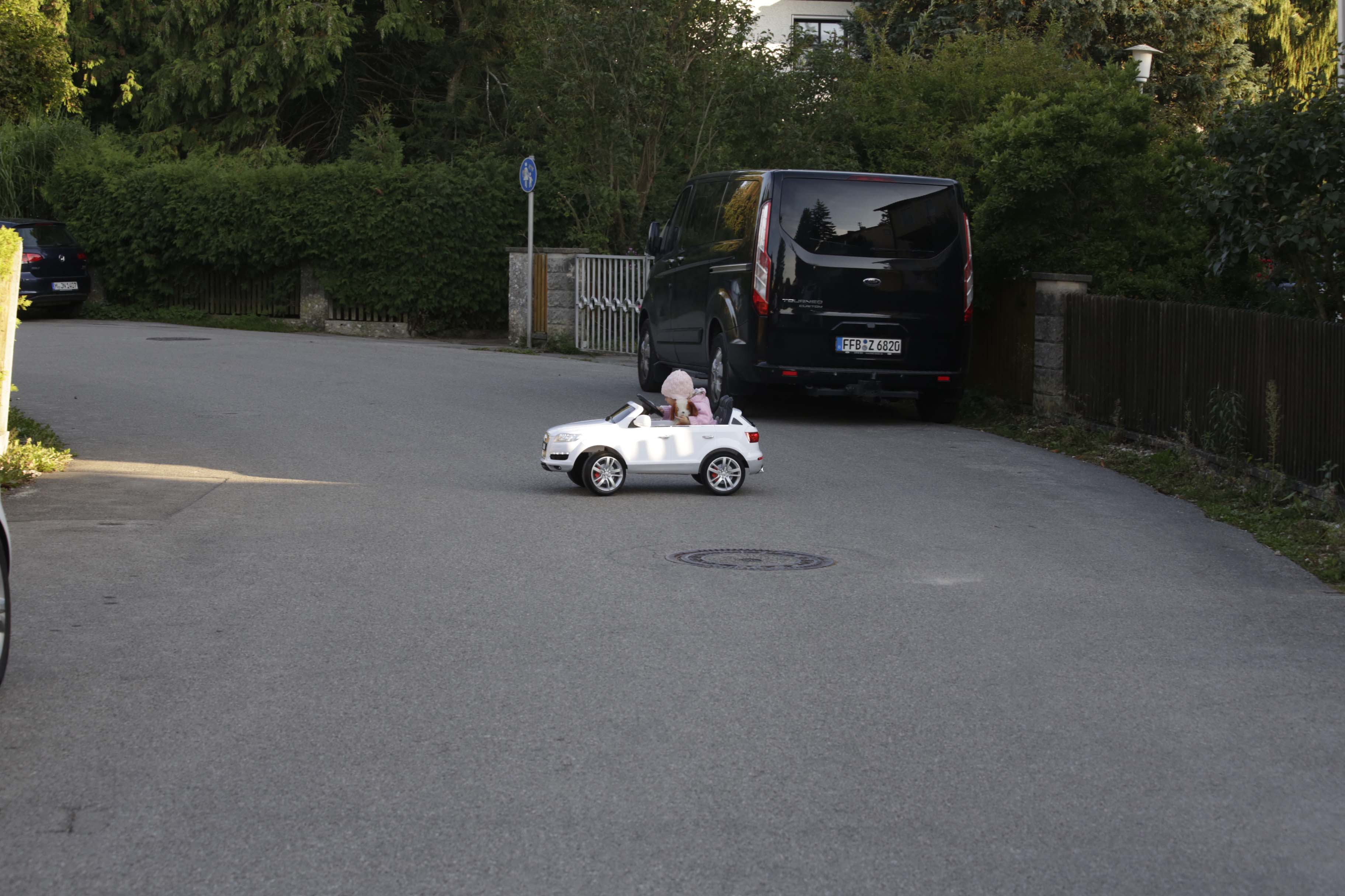 Leas erstes Auto ist ein E-Audi Cabrio