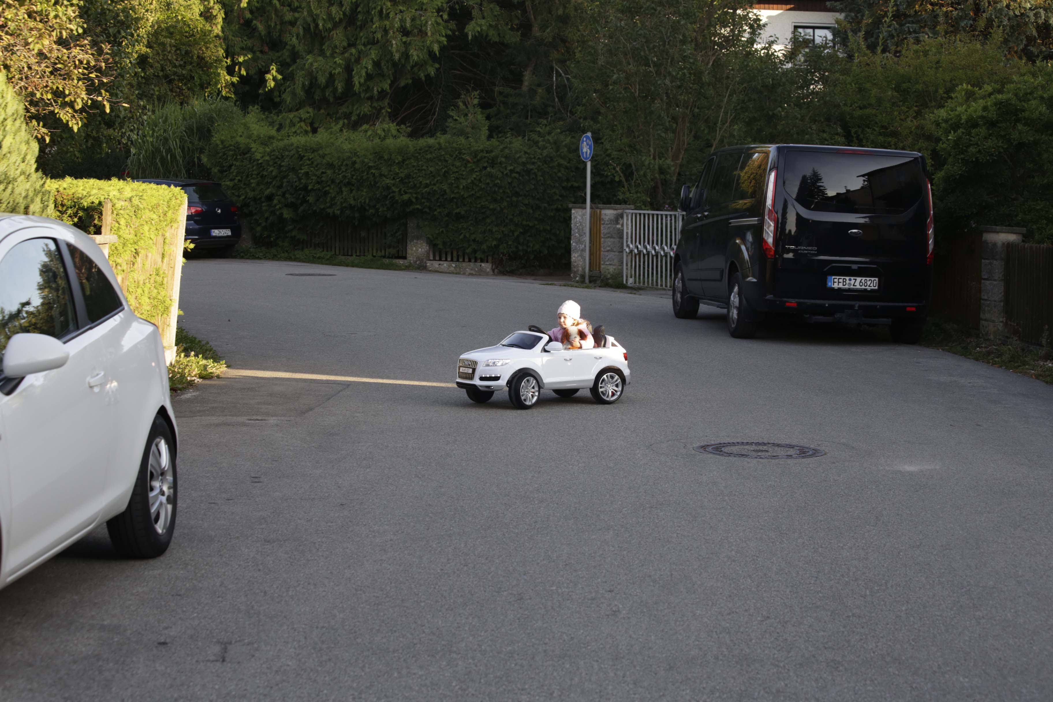 Leas erstes Auto ist ein E-Audi Cabrio