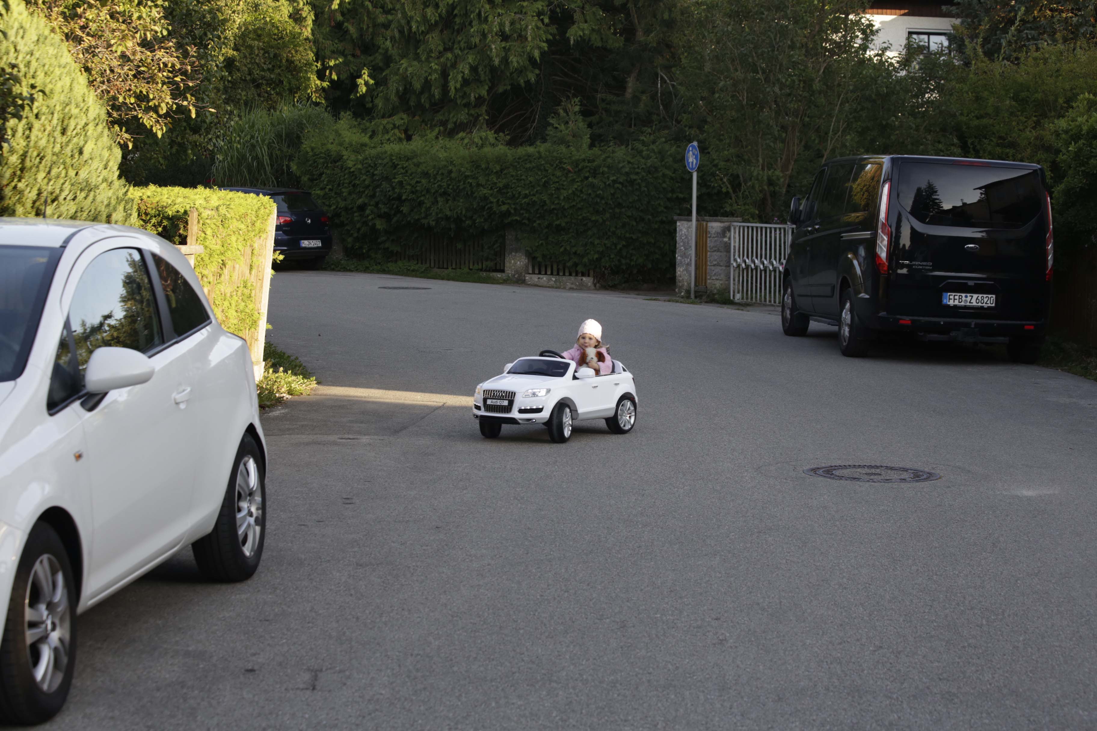 Leas erstes Auto ist ein E-Audi Cabrio