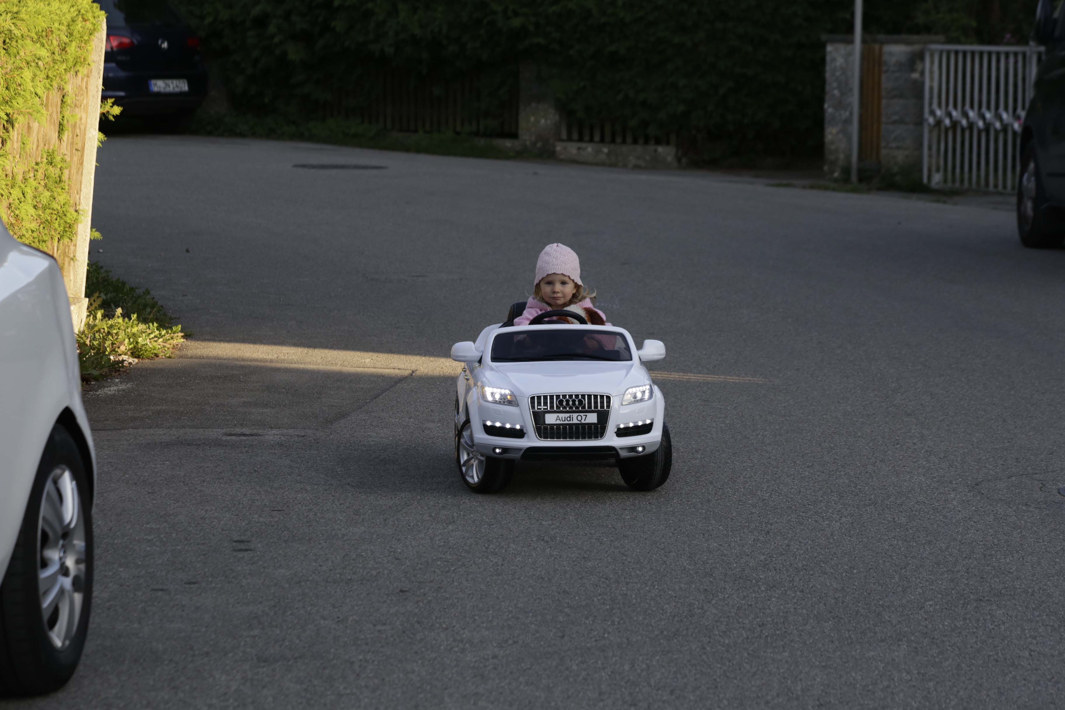 Leas erstes Auto ist ein E-Audi Cabrio