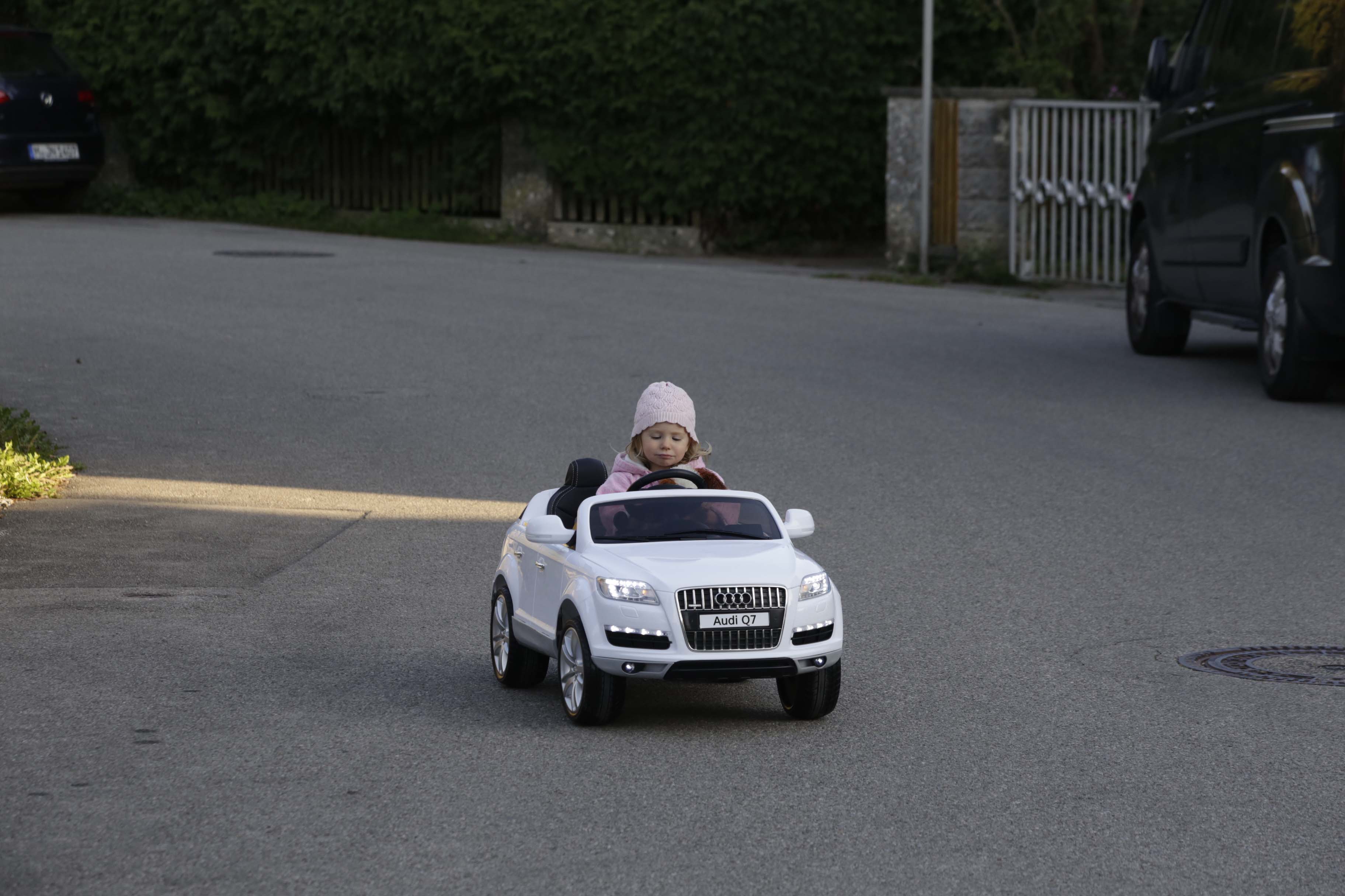 Leas erstes Auto ist ein E-Audi Cabrio