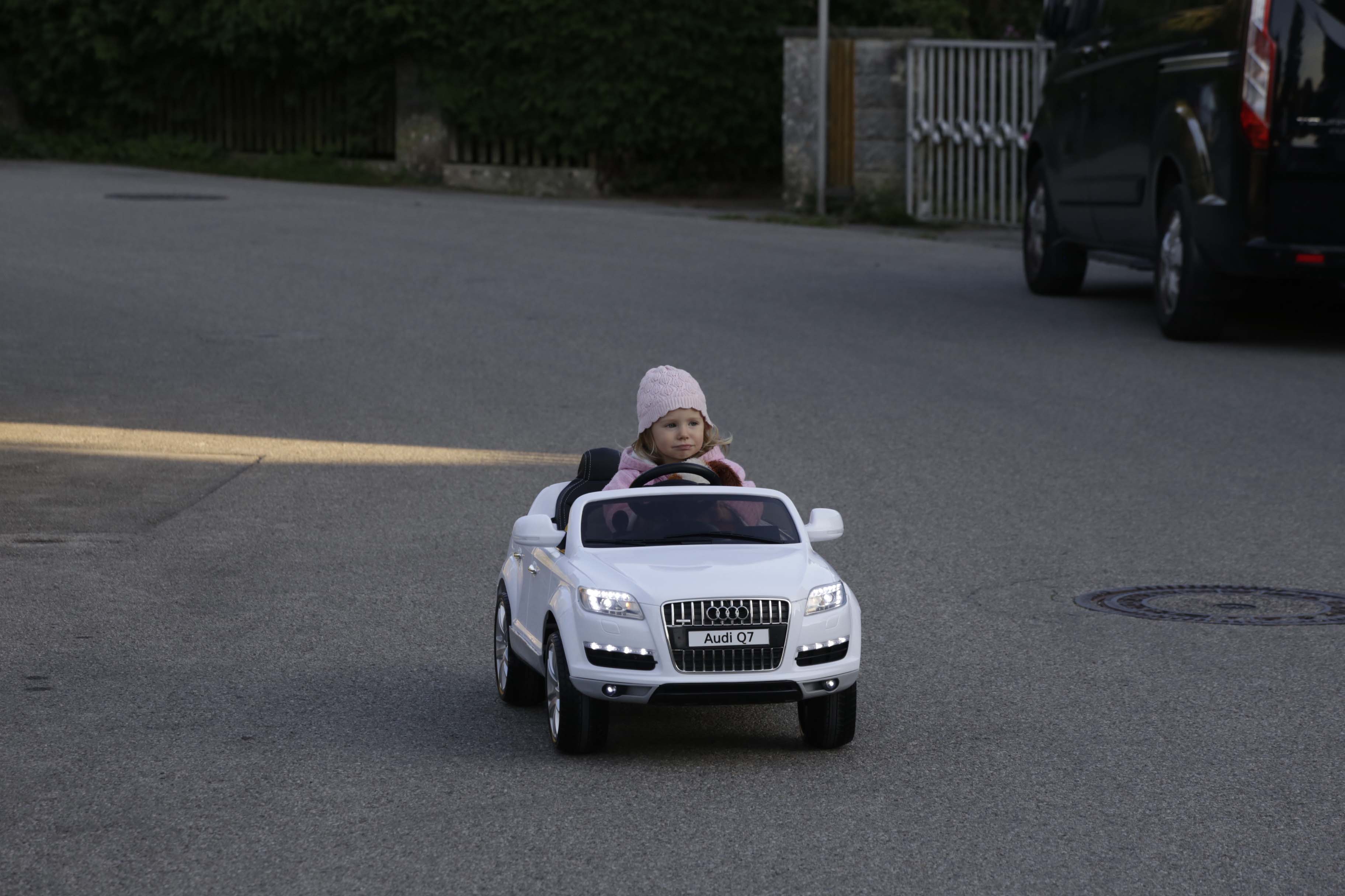 Leas erstes Auto ist ein E-Audi Cabrio