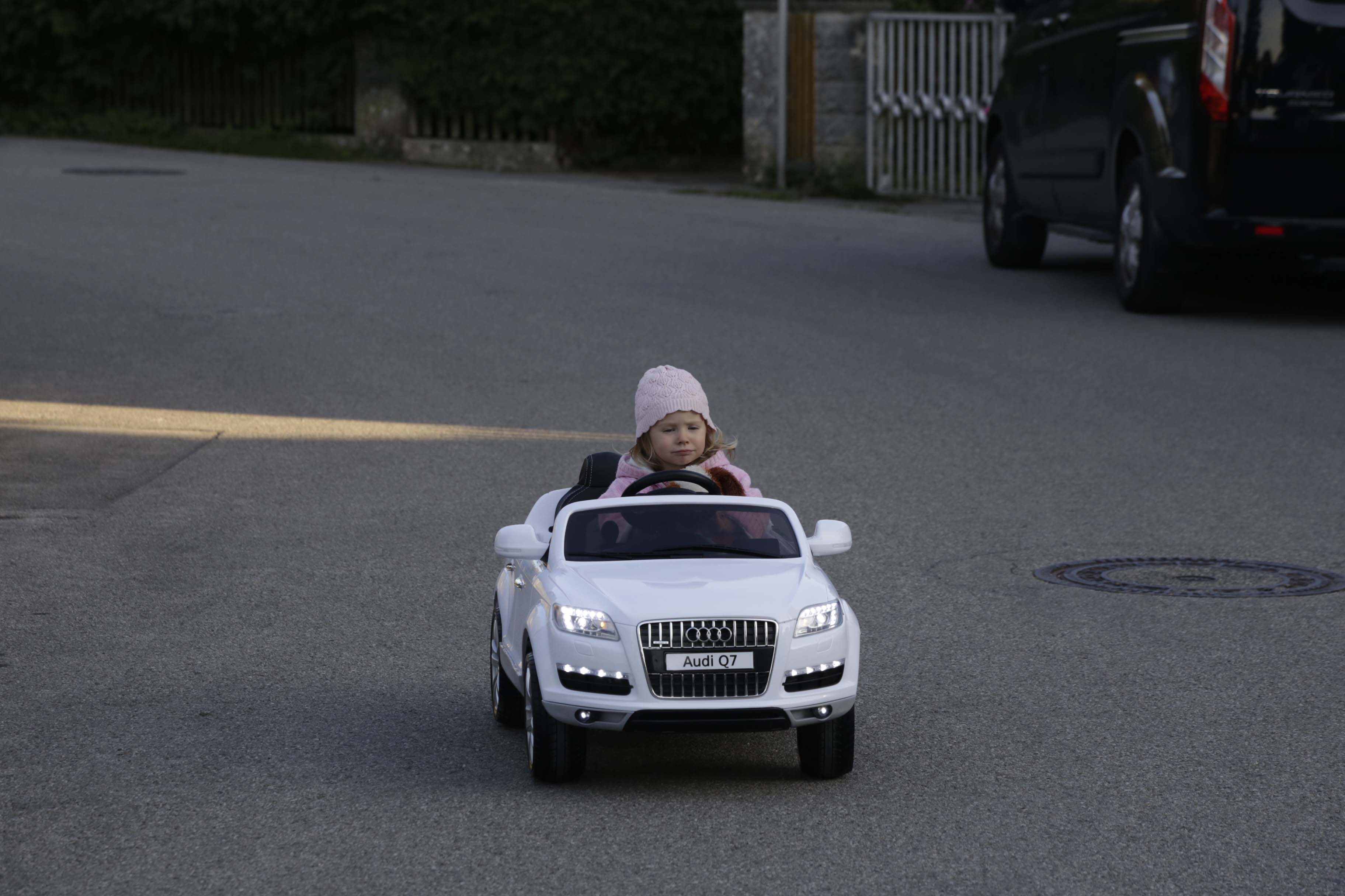 Leas erstes Auto ist ein E-Audi Cabrio