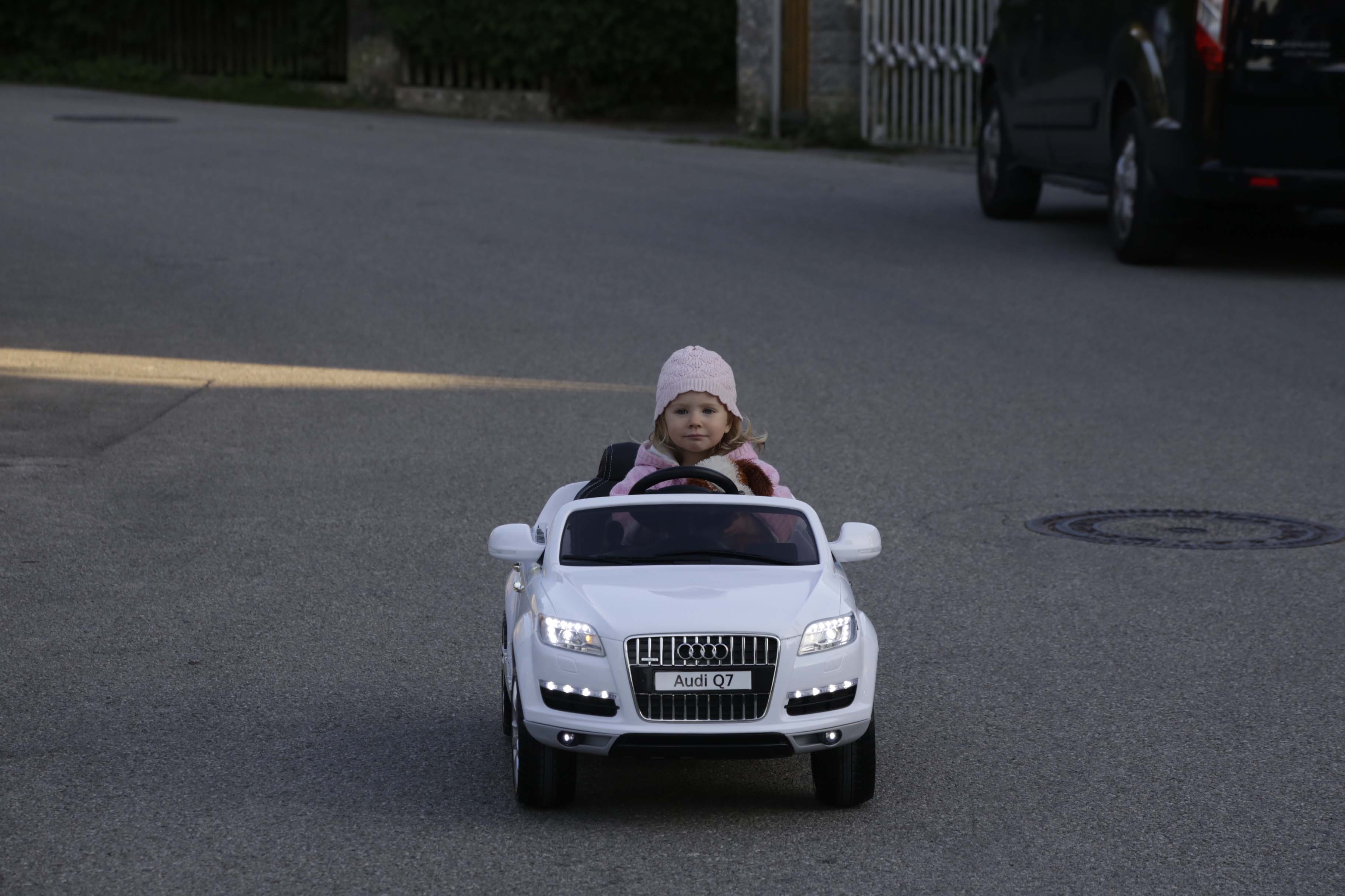 Leas erstes Auto ist ein E-Audi Cabrio