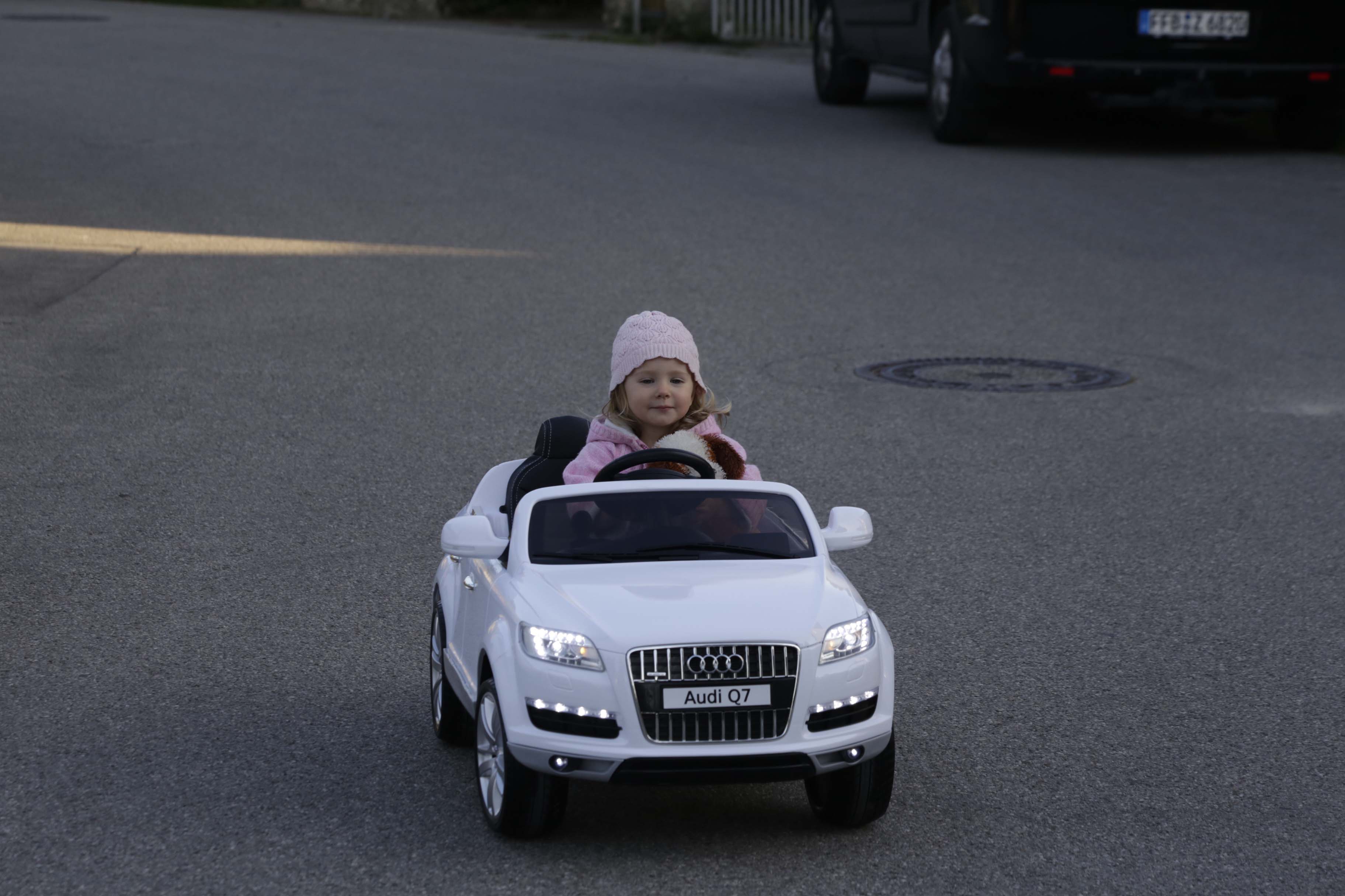 Leas erstes Auto ist ein E-Audi Cabrio