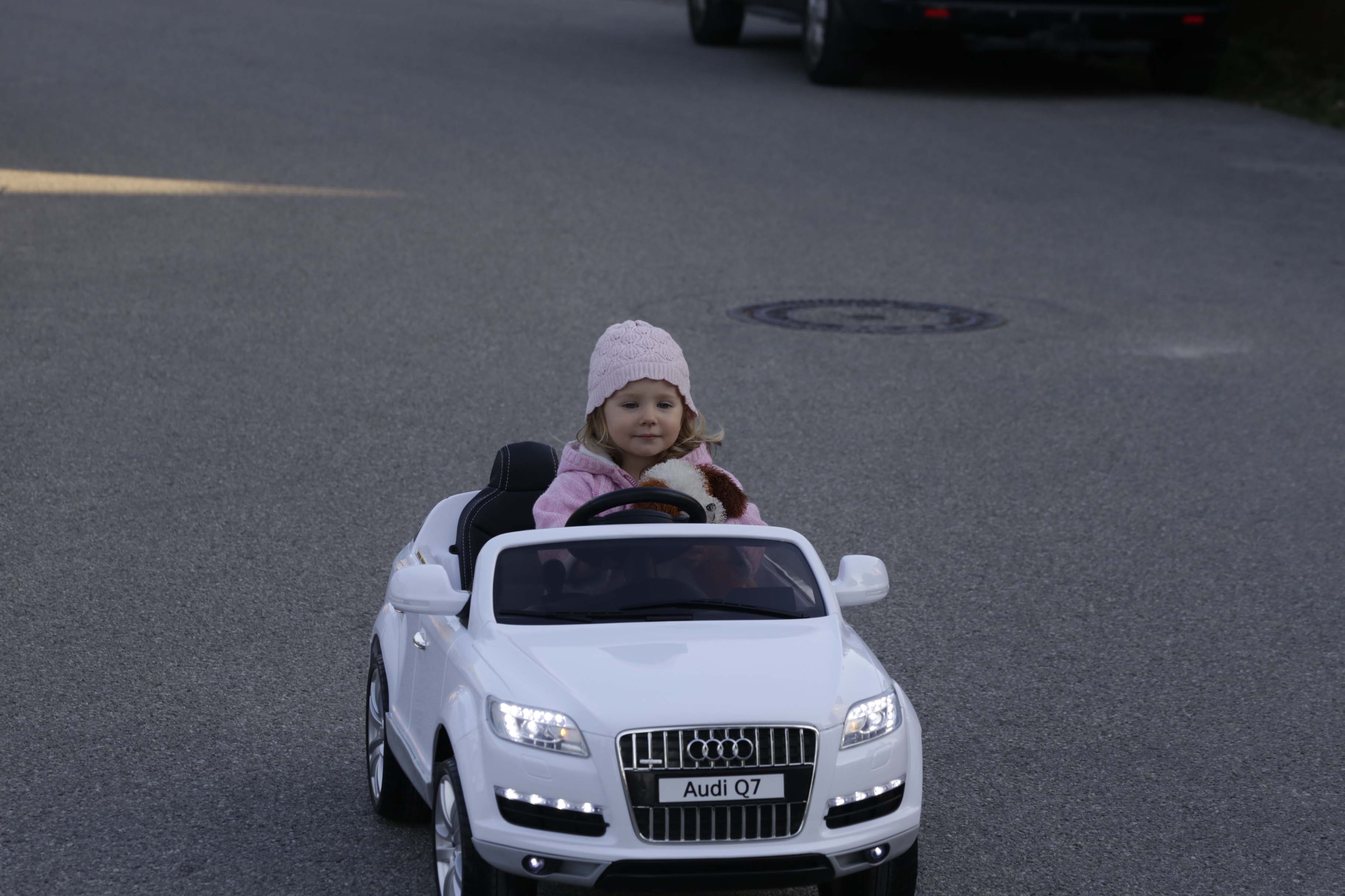 Leas erstes Auto ist ein E-Audi Cabrio