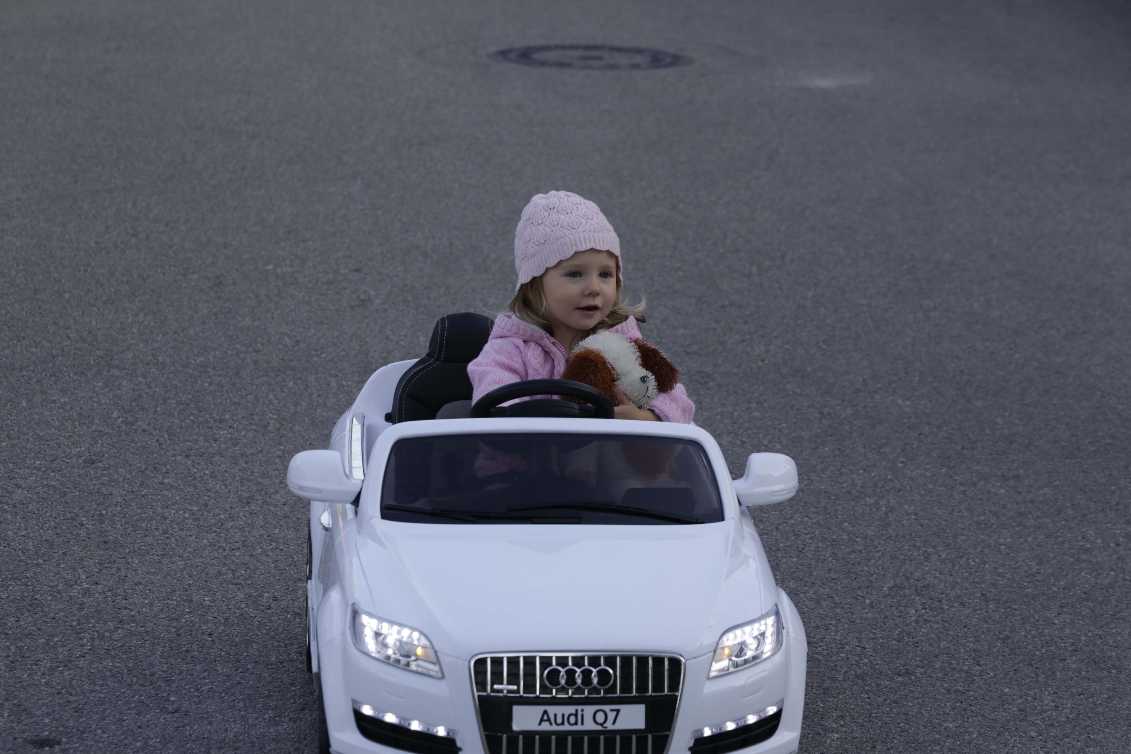 Leas erstes Auto ist ein E-Audi Cabrio