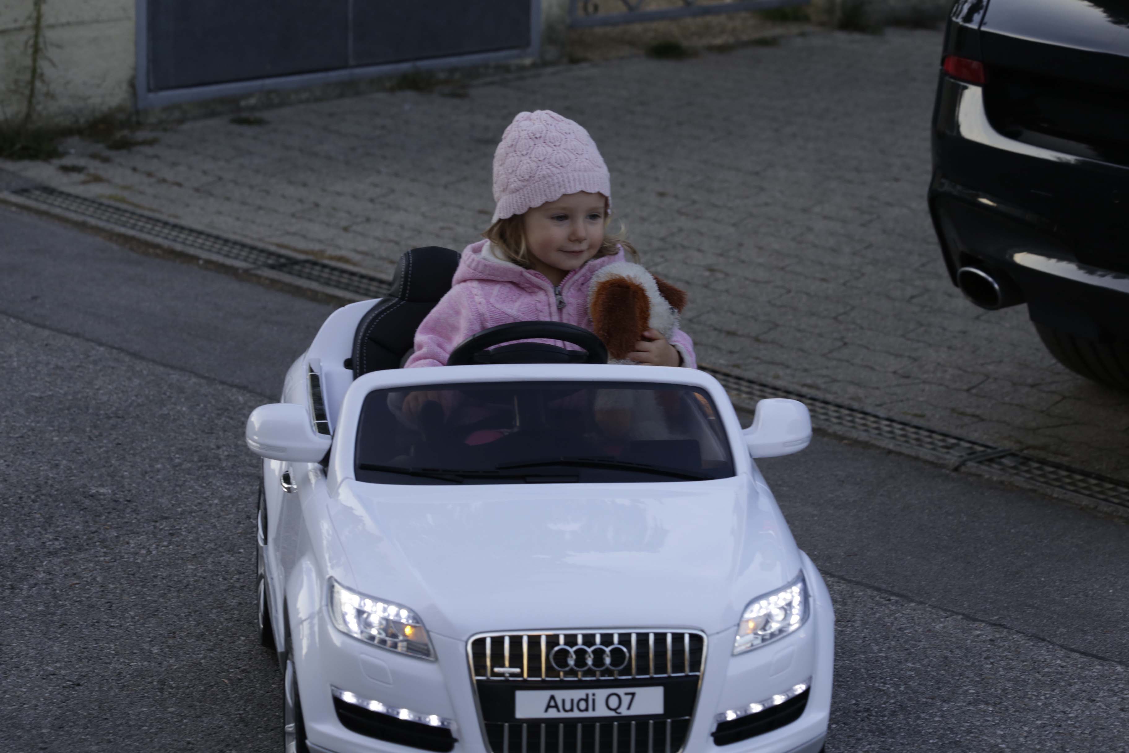Leas erstes Auto ist ein E-Audi Cabrio