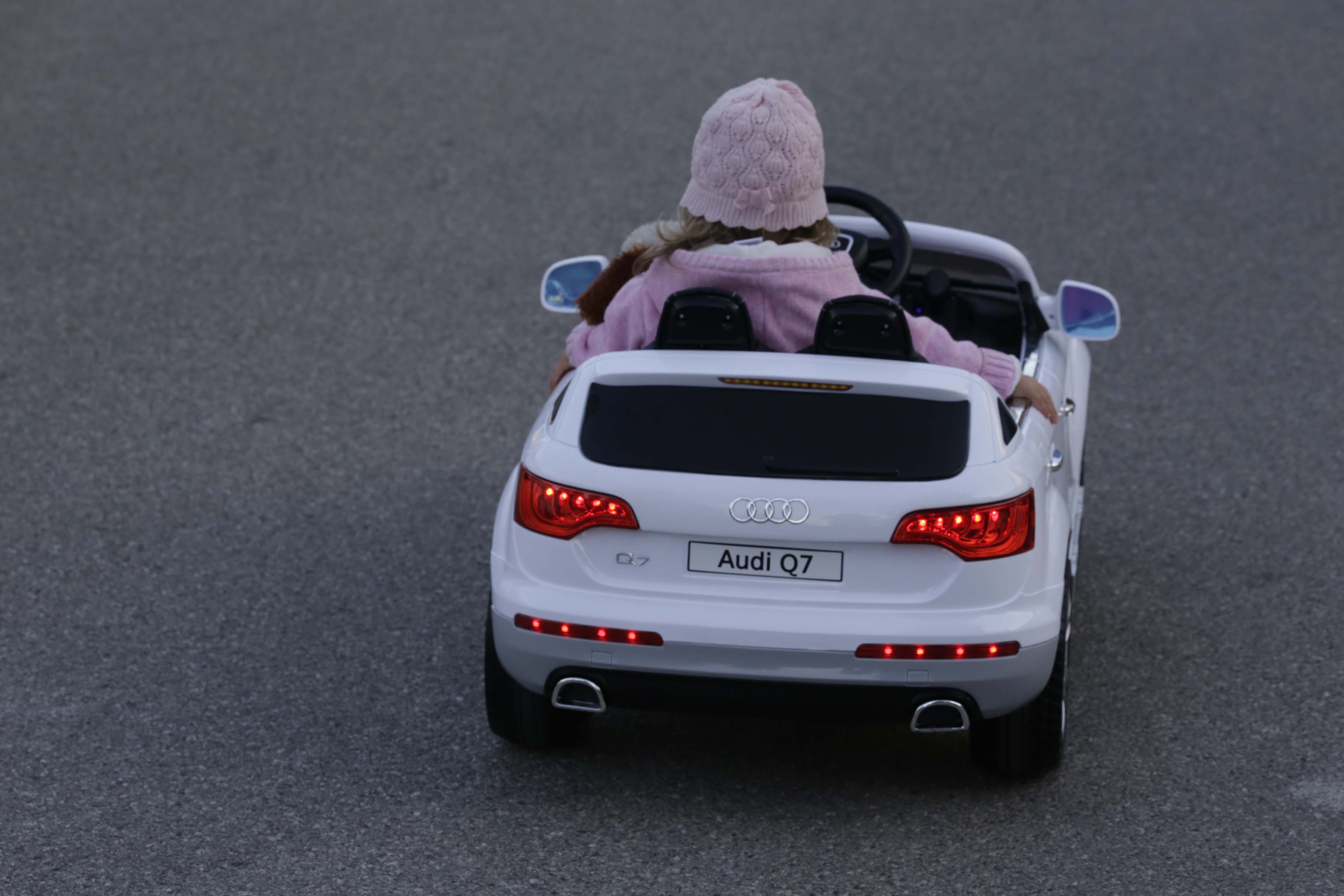 Leas erstes Auto ist ein E-Audi Cabrio
