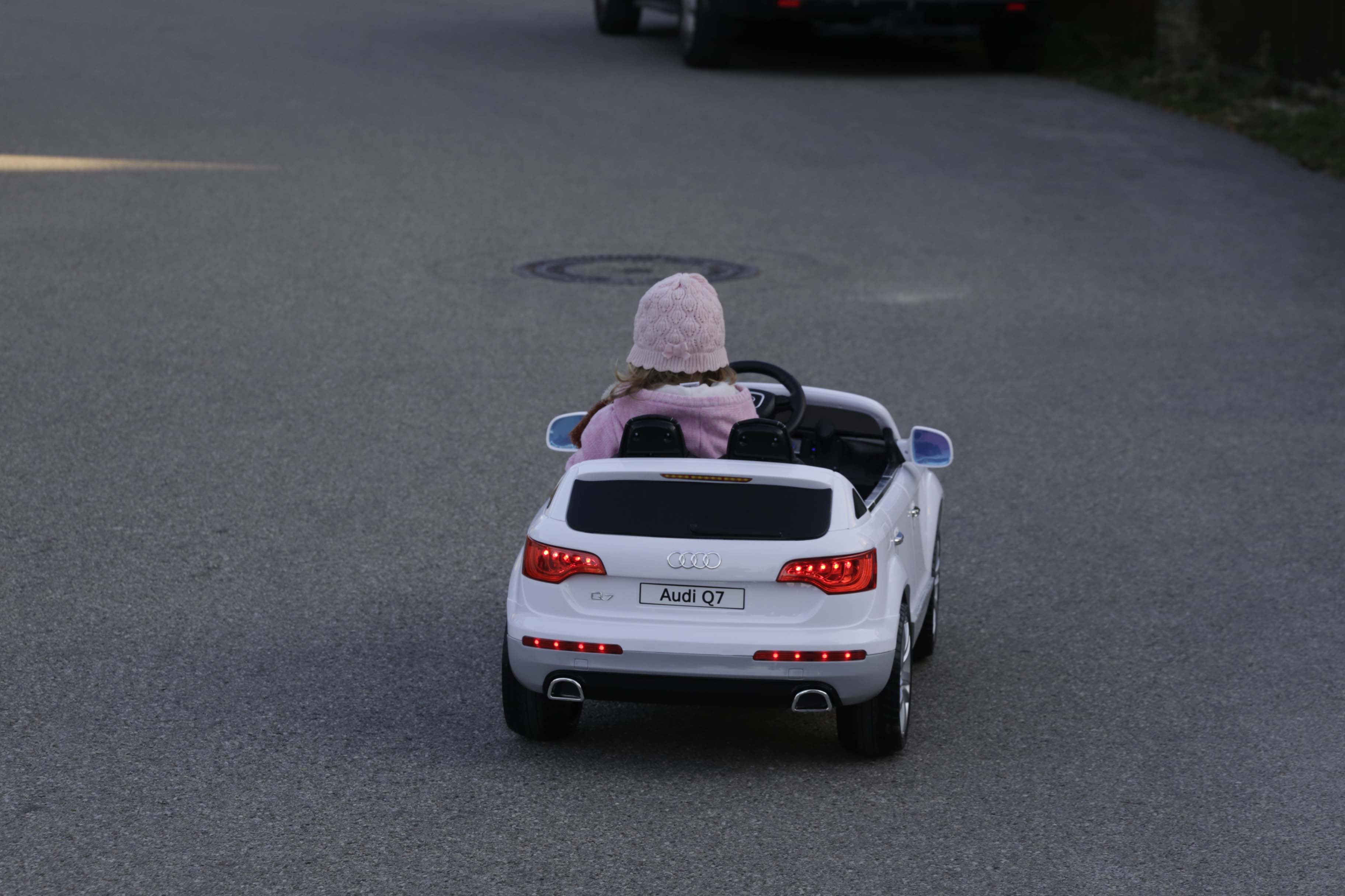 Leas erstes Auto ist ein E-Audi Cabrio