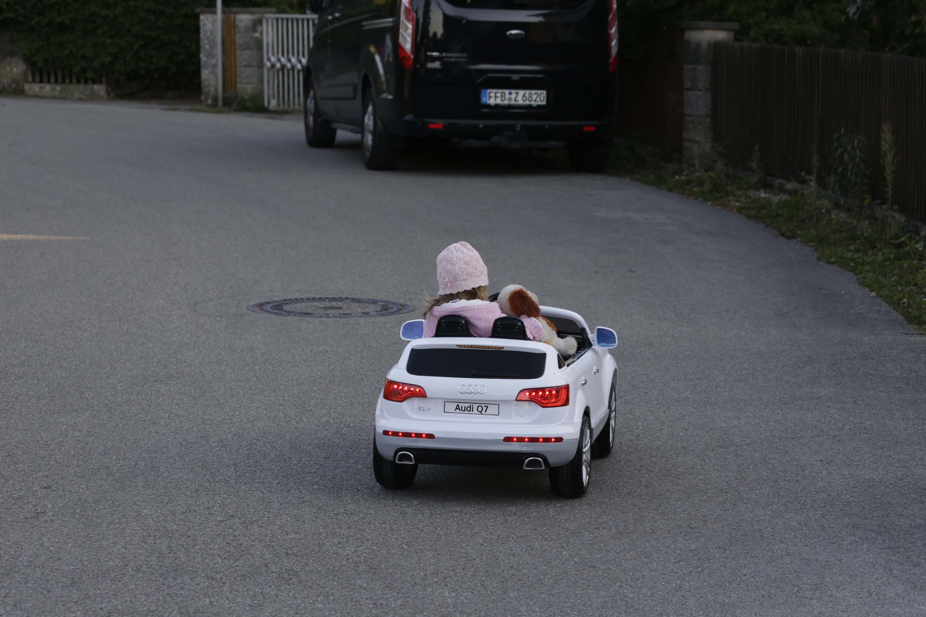 Leas erstes Auto ist ein E-Audi Cabrio
