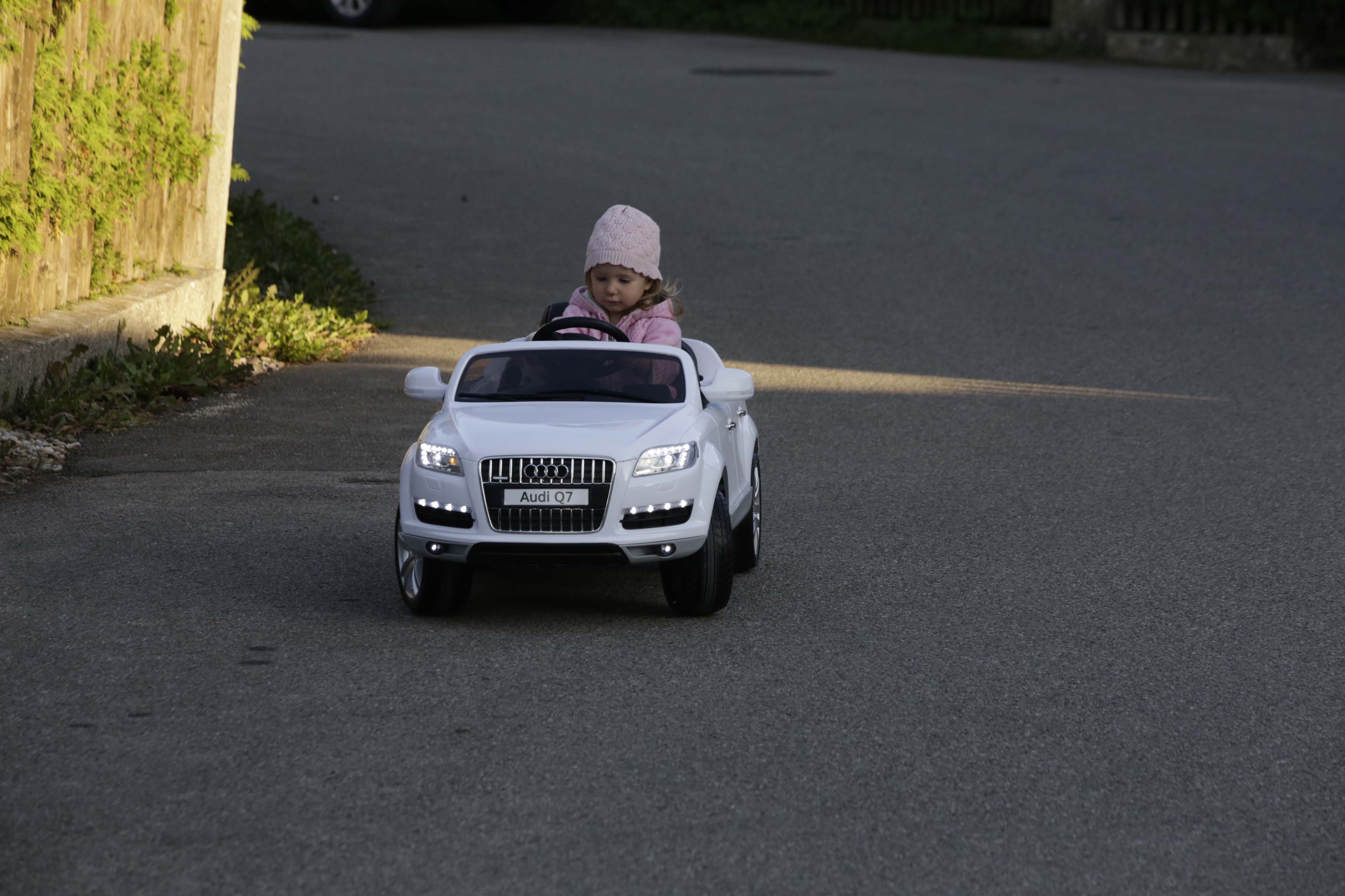 Leas erstes Auto ist ein E-Audi Cabrio