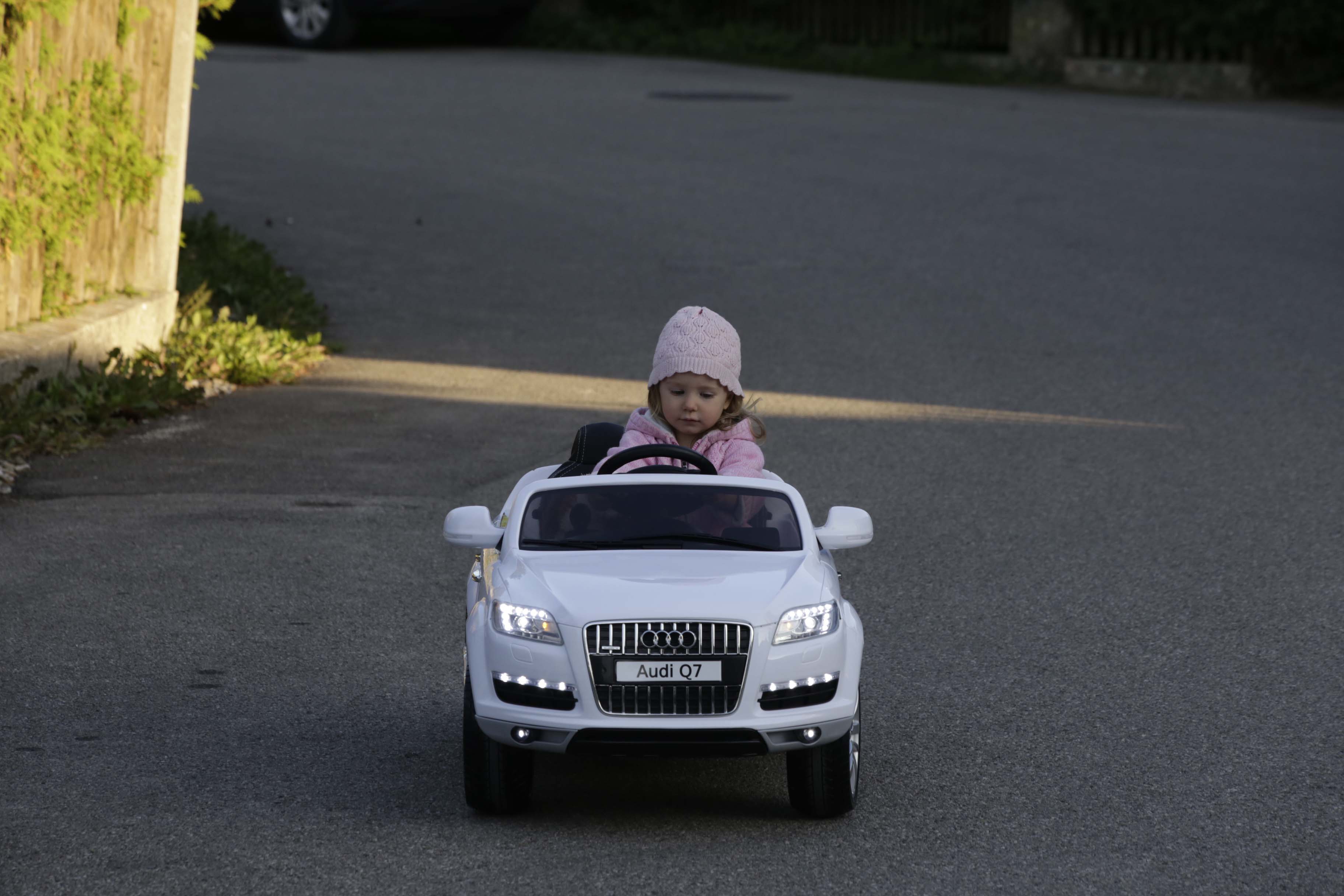 Leas erstes Auto ist ein E-Audi Cabrio