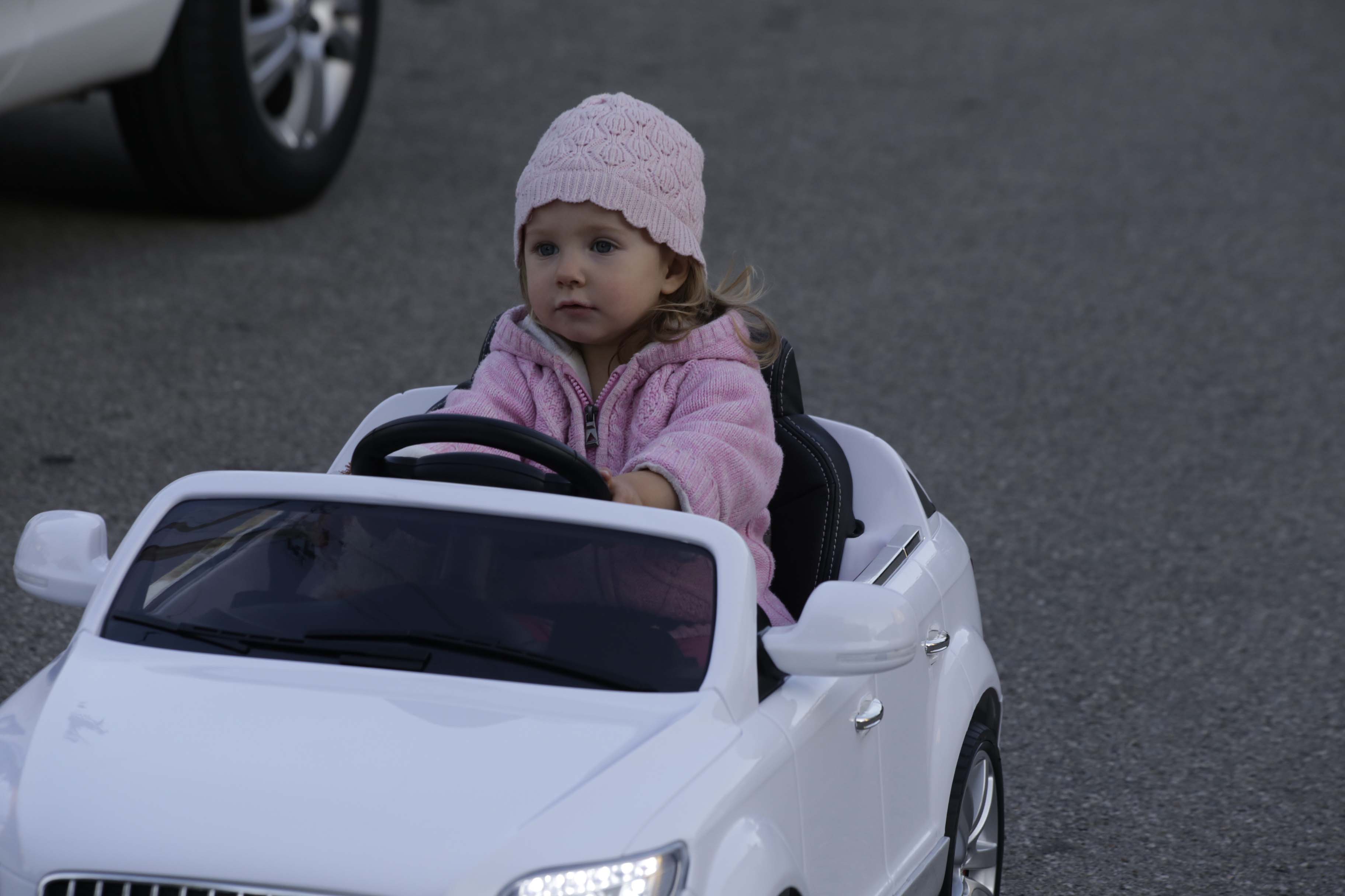 Leas erstes Auto ist ein E-Audi Cabrio