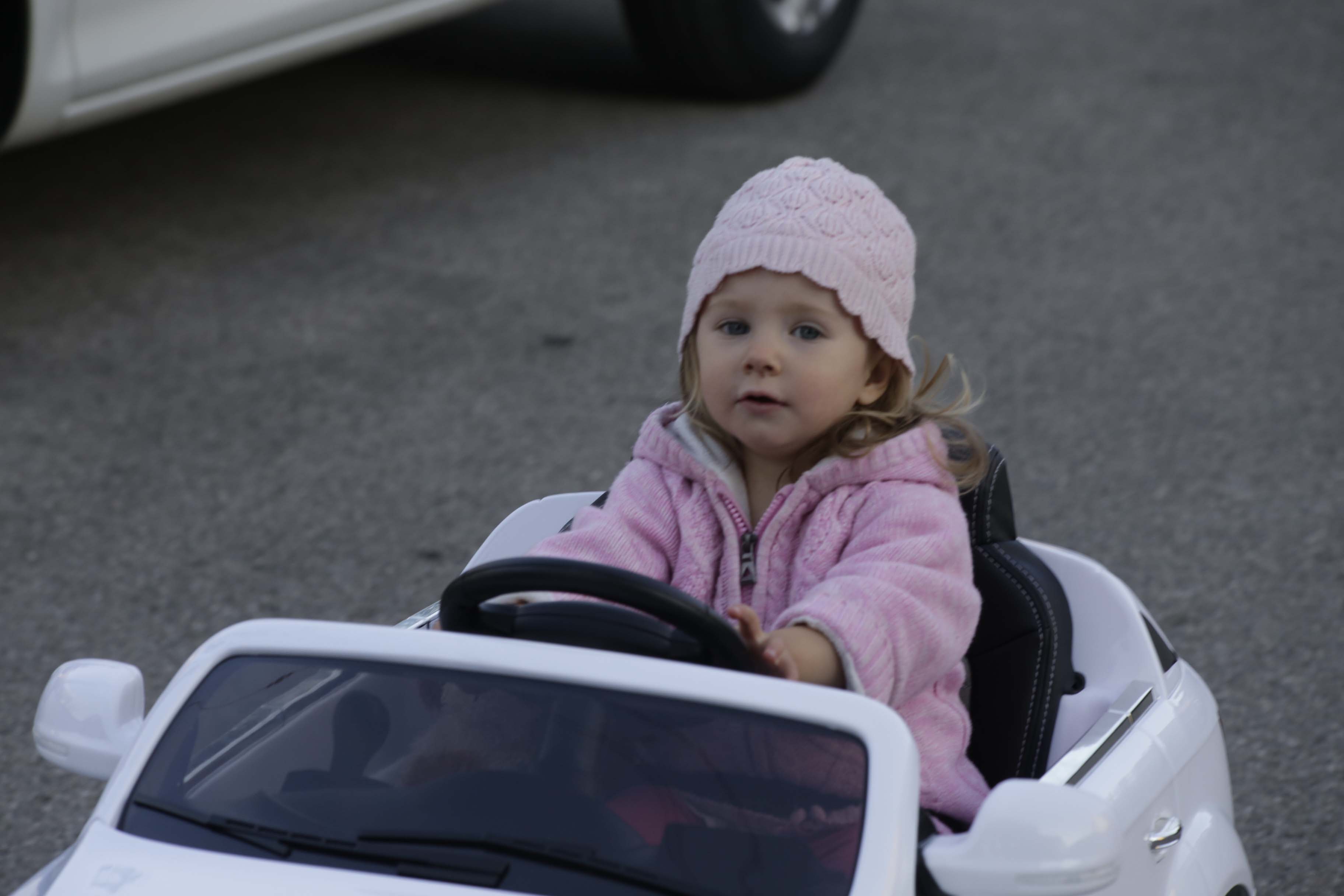 Leas erstes Auto ist ein E-Audi Cabrio