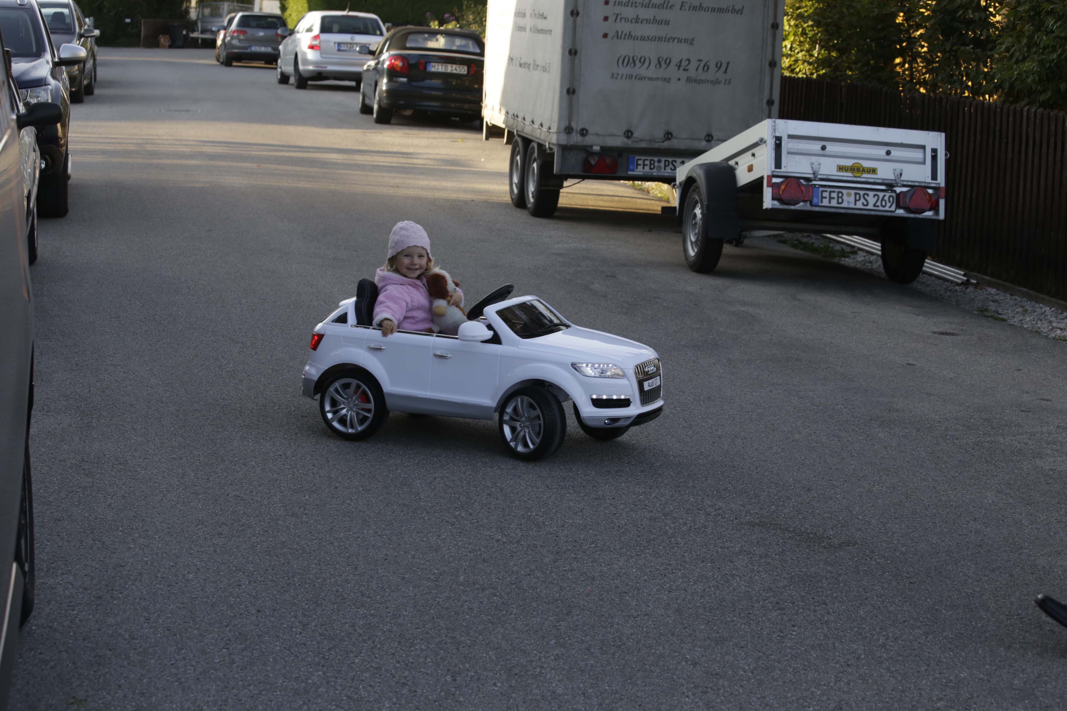 Leas erstes Auto ist ein E-Audi Cabrio