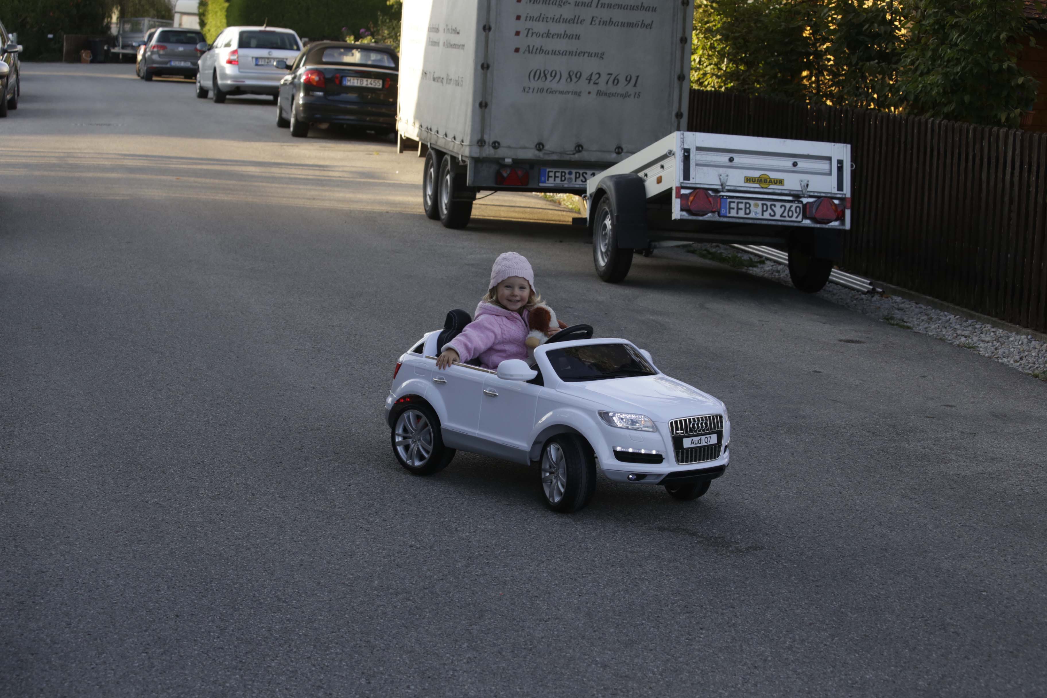 Leas erstes Auto ist ein E-Audi Cabrio